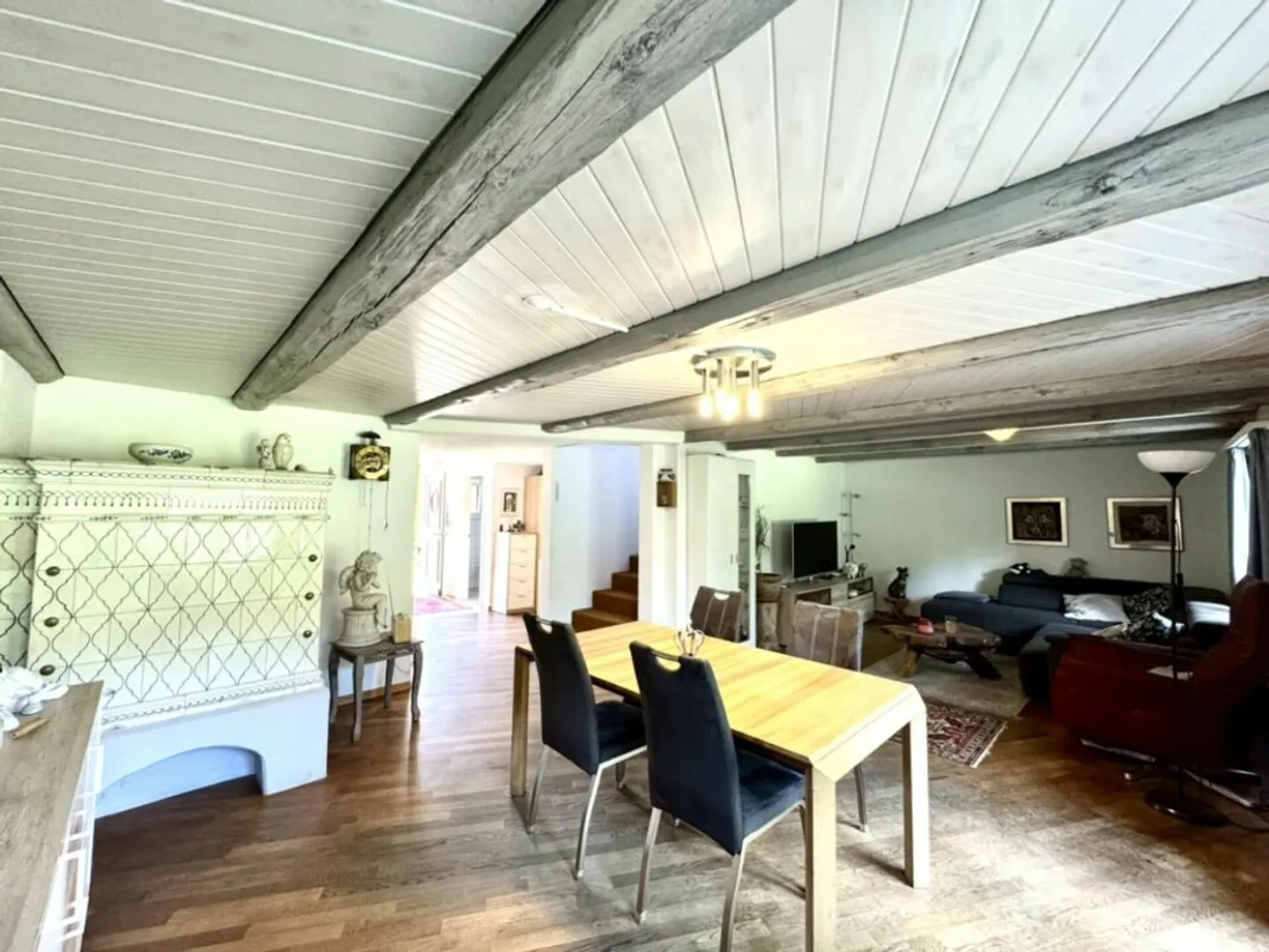 Grosses freistehendes 7.5-Zimmer-Bauernhaus für Pferdeliebhaber oder Kleintierhalter! Pferdeboxen, Remise, Wald und Wiesen .... - Foto 2 di 13