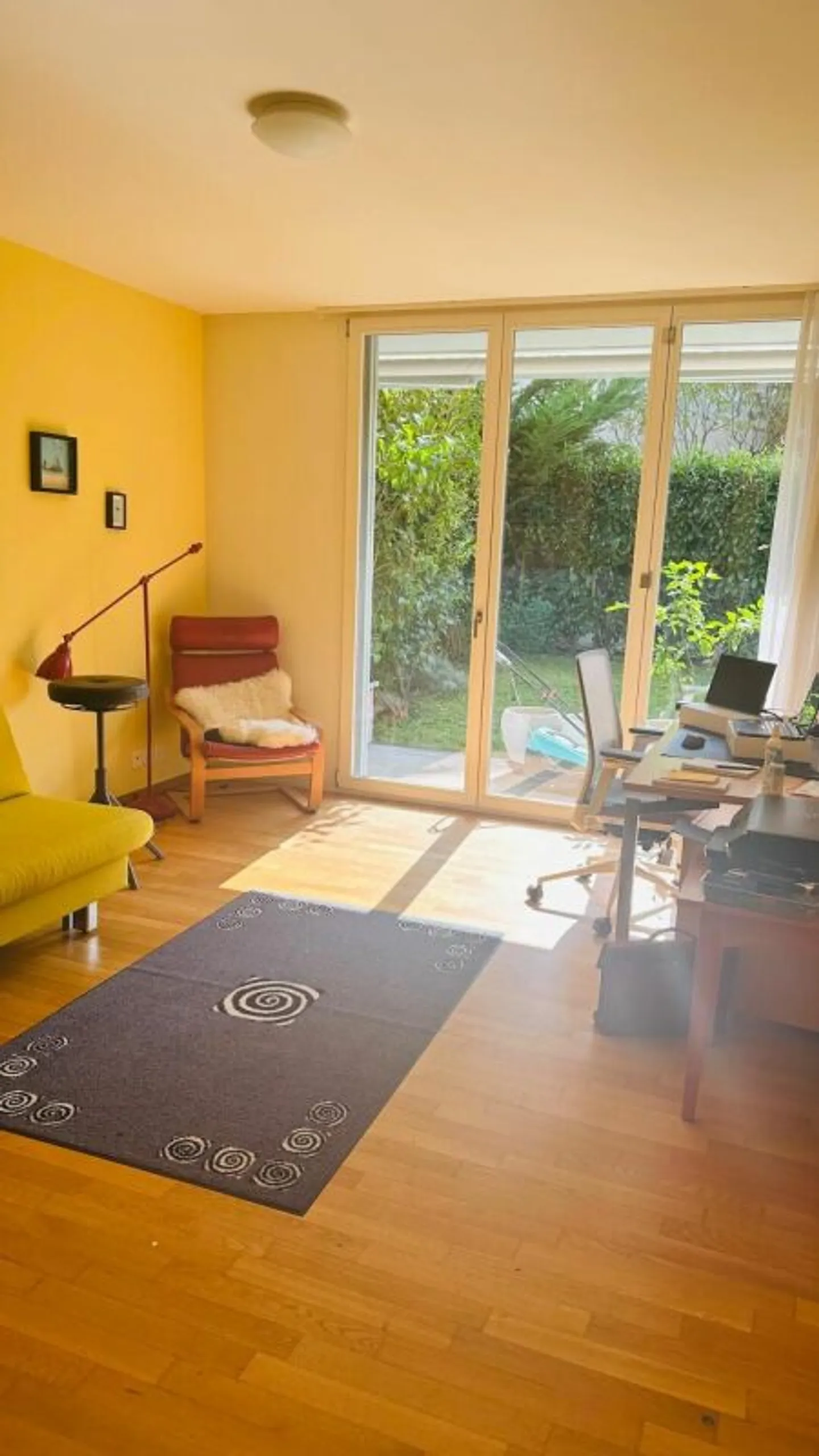 Ampio appartamento con giardino a Oberwil - Foto 6 di 11