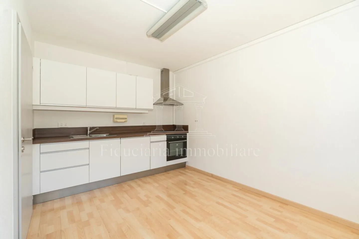 Spazio commerciale versatile a Losone - Foto 4 di 8