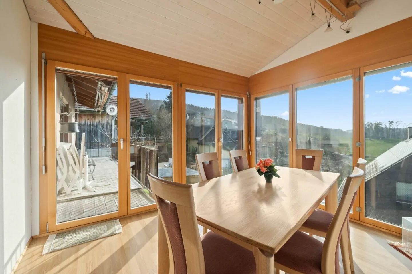 Casa unifamiliare luminosa in una posizione tranquilla con vista da sogno - Foto 6 di 13