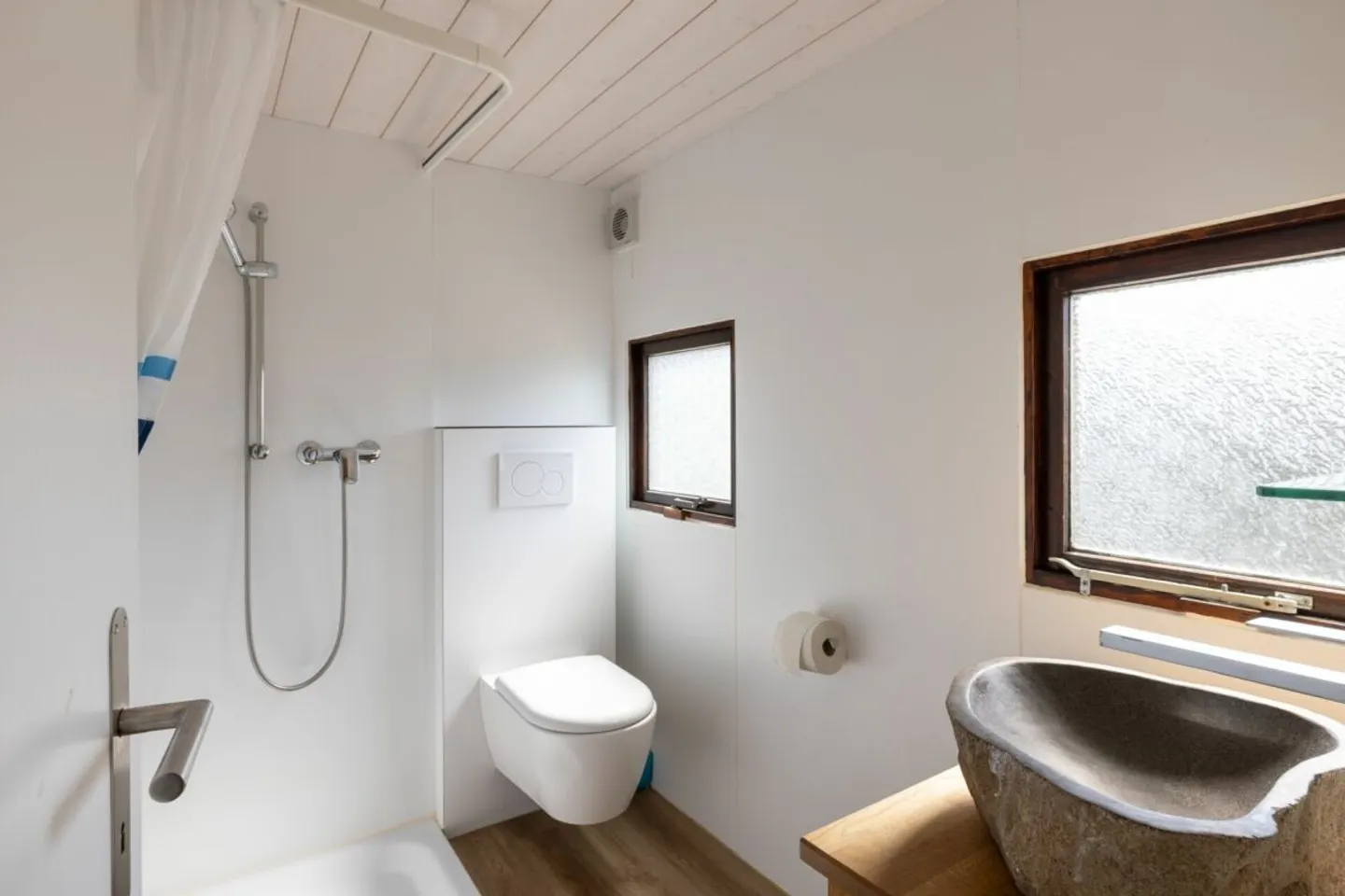 Beau bungalow de 3,5 pièces dans un emplacement calme à Caravaning Gletterens - Photo 7 sur 13