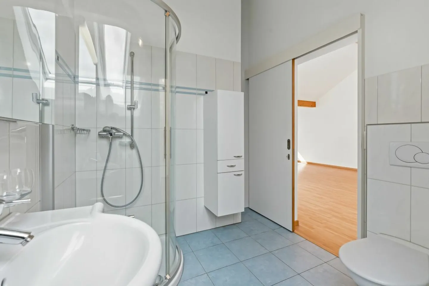 Bright 3.5-room attic apartment with terrace &amp; panoramic views - Photo 10 of 13