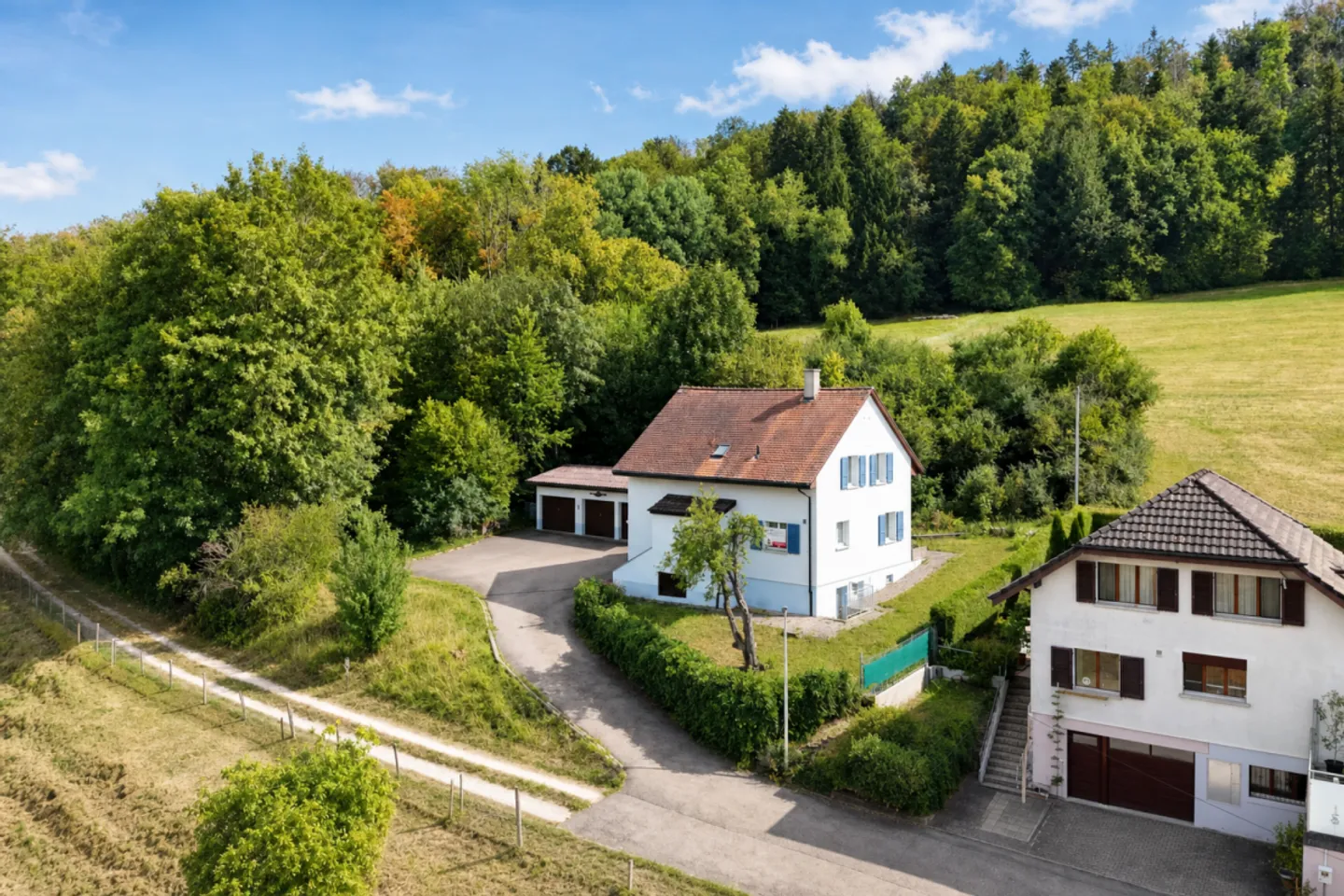 gepflegtes Einfamilienhaus mit drei Garagen und Umschwung - Photo 1 sur 13