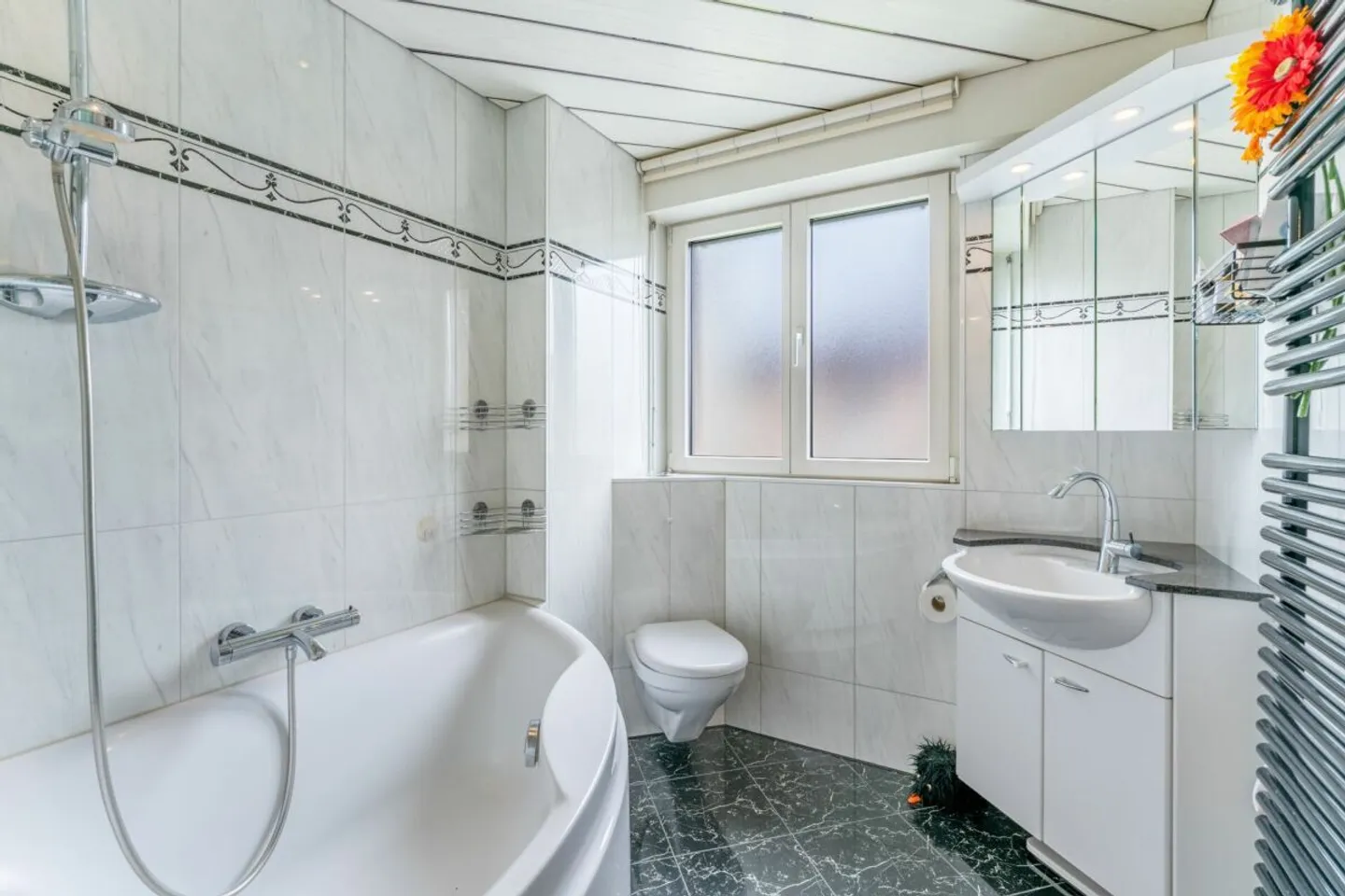 Ideal für Erstkäufer, junge Paare oder Familien, die eine solide Eigentumswohnung suchen und nicht sofort renovieren möchten. - Photo 6 of 10