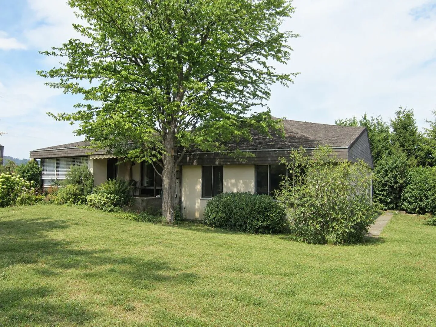 Spacious 5.5-Room Single-Family House - Photo 1 of 12