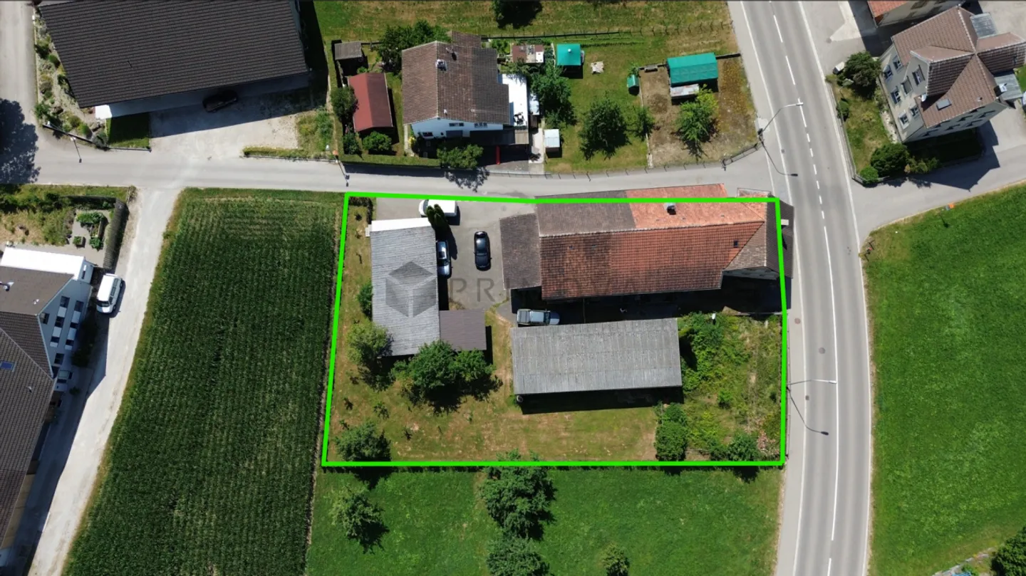 Bauernhaus mit Nebengebäuden auf 2'000m² Grundstück mit Entwicklungspotenzial - Foto 1 di 6