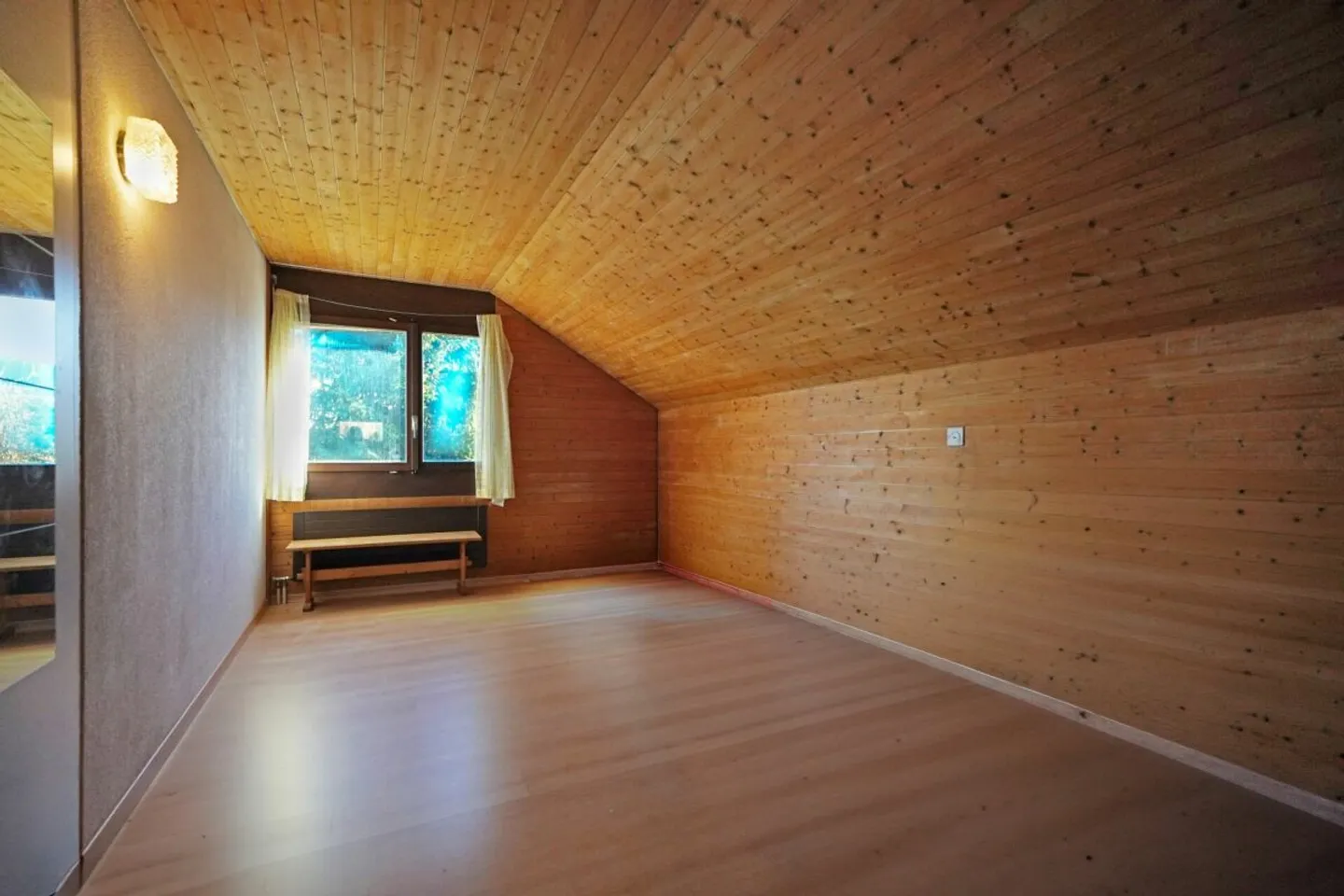 Casa unifamiliare indipendente in una buona posizione con grande potenziale - Foto 9 di 13