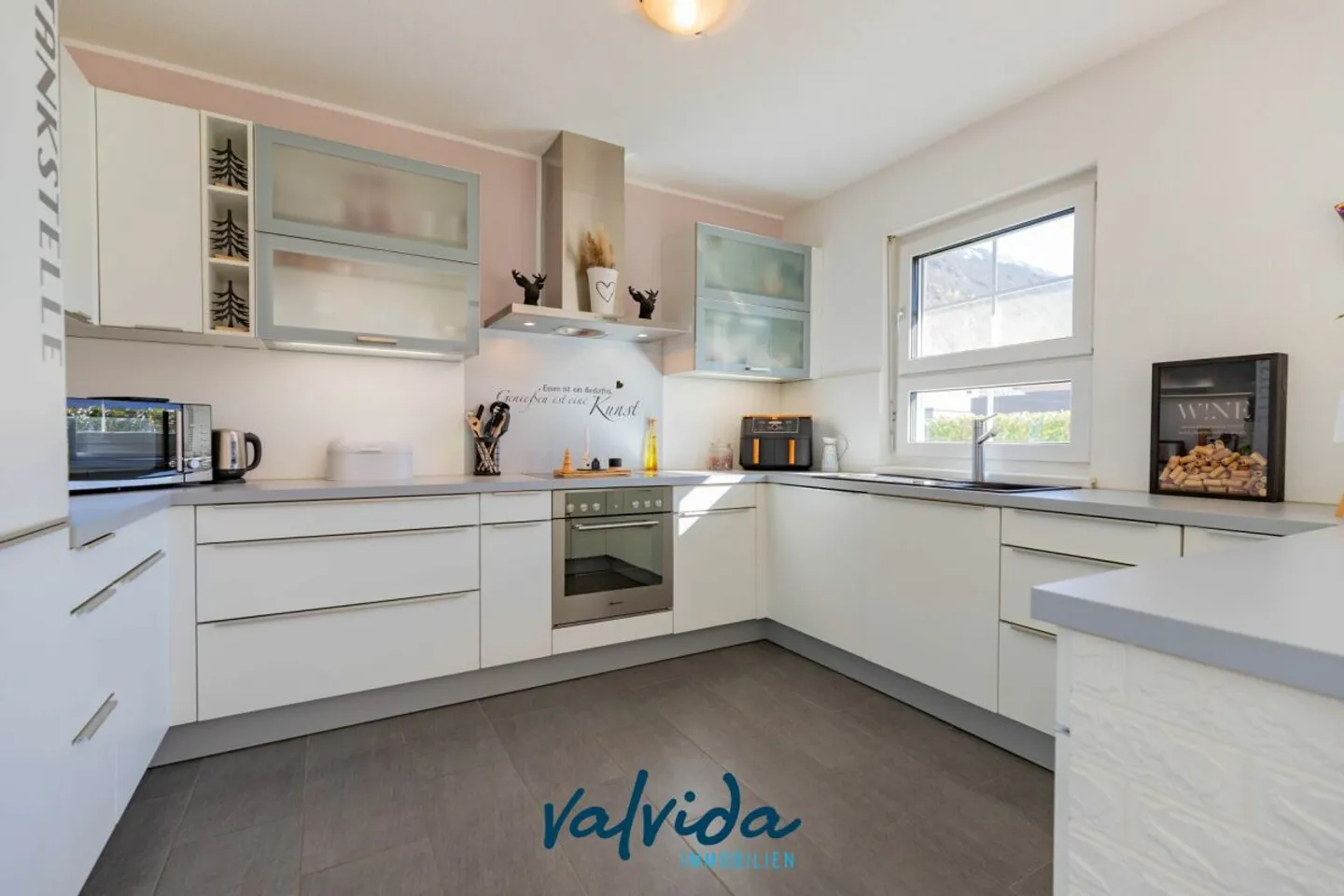 Maison individuelle comme neuve dans un endroit ensoleillé et calme à Niedergampel - Photo 5 sur 13