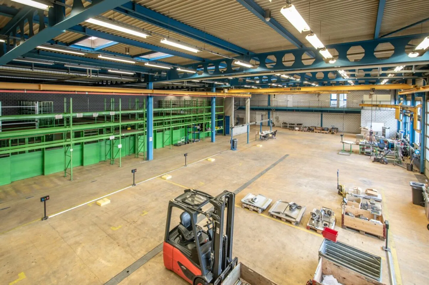 Industriehalle 560 m² - hohe Raumhöhe &amp; grosses Tor in Trimmis - Foto 1 von 9