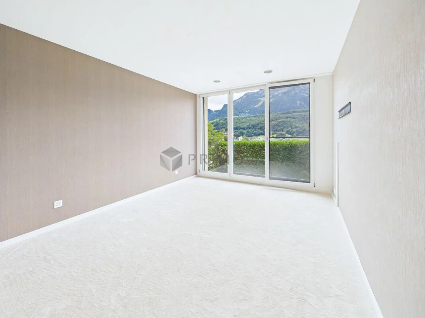 Luxurious terrace apartment with garden and panoramic view of the mountains and the lake! - Photo 11 of 13