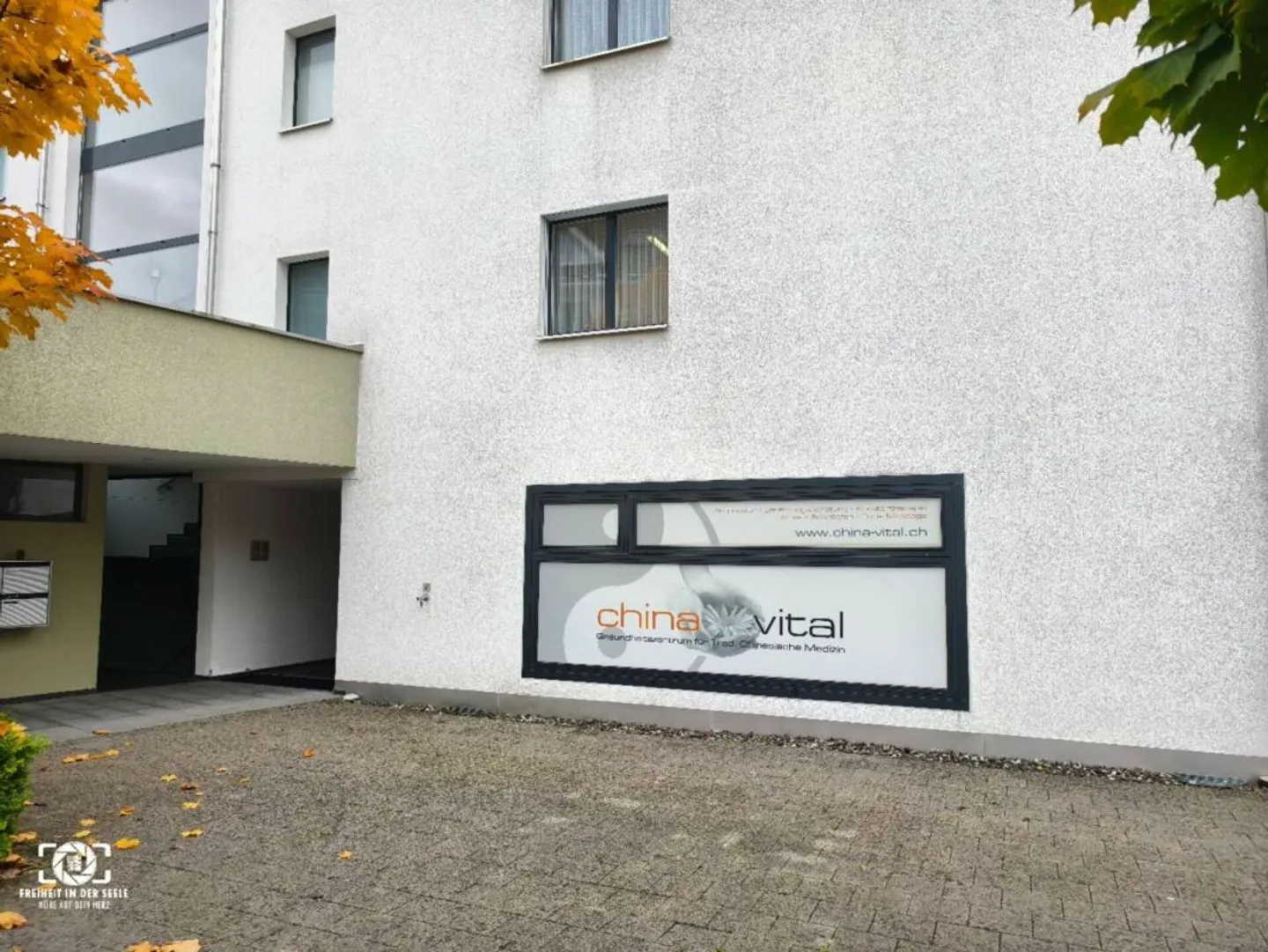 Locaux de pratique et commerciaux lumineux et bien meublés - Photo 1 sur 12