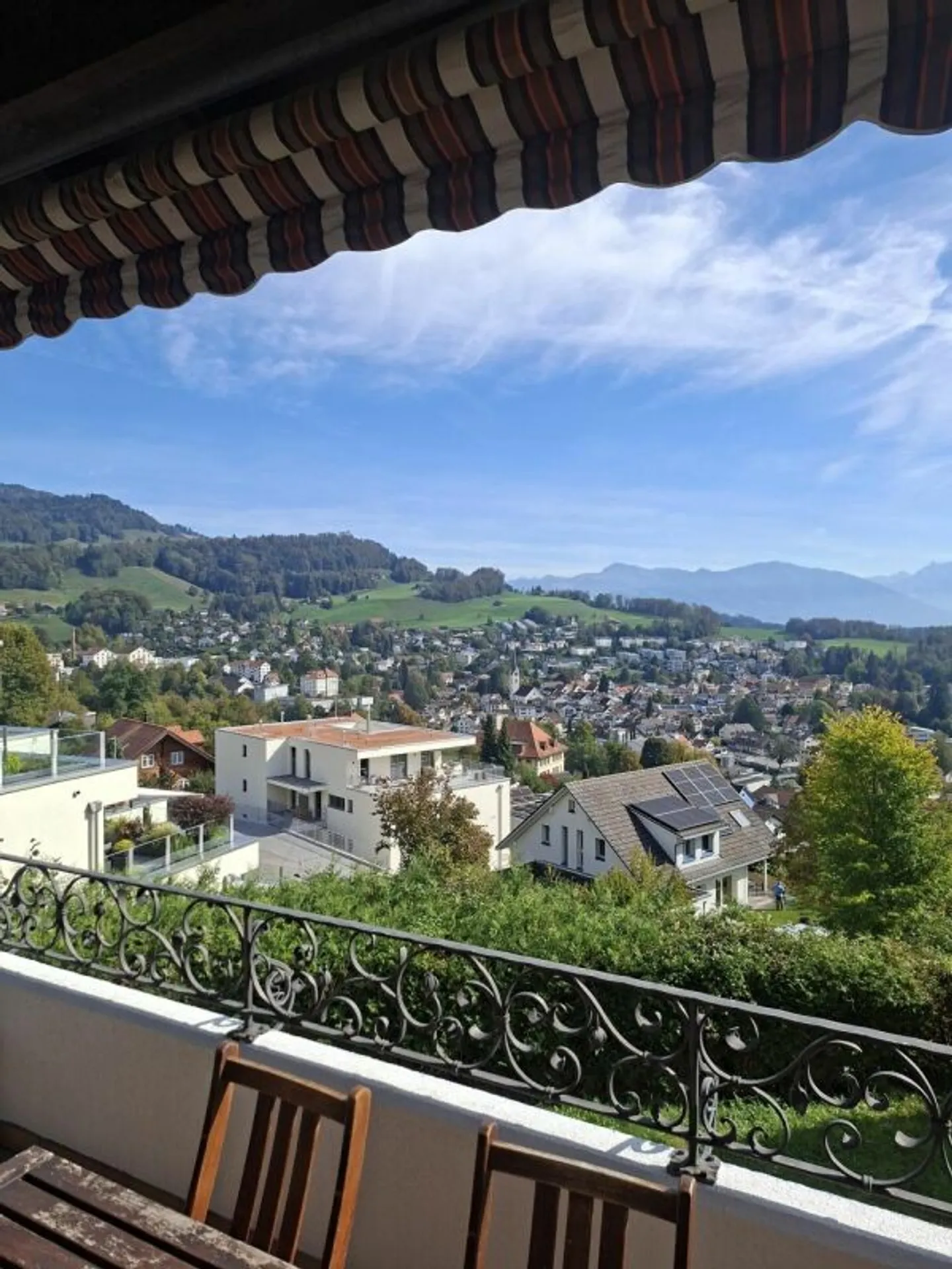 Charming single-family home with stunning views - Photo 2 of 13