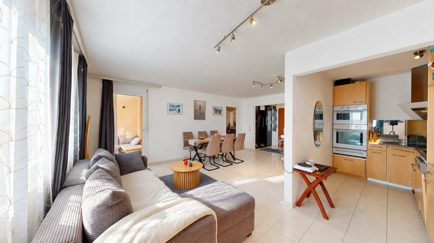 Modernized 2.5-room apartment in a central location - Photo 2 of 6
