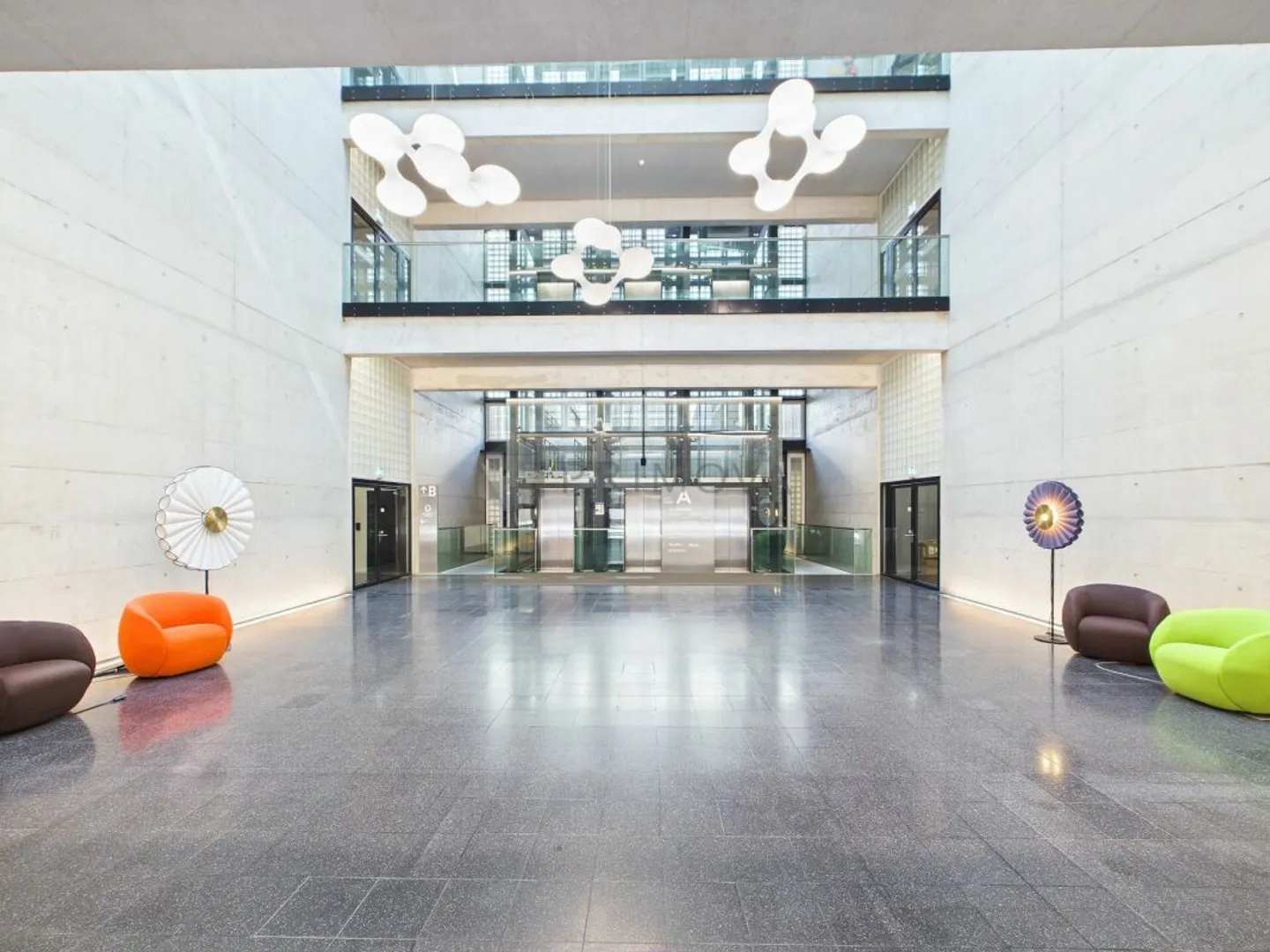 Attractive and bright office space in the best location in Zurich Oerlikon - Photo 1 of 13