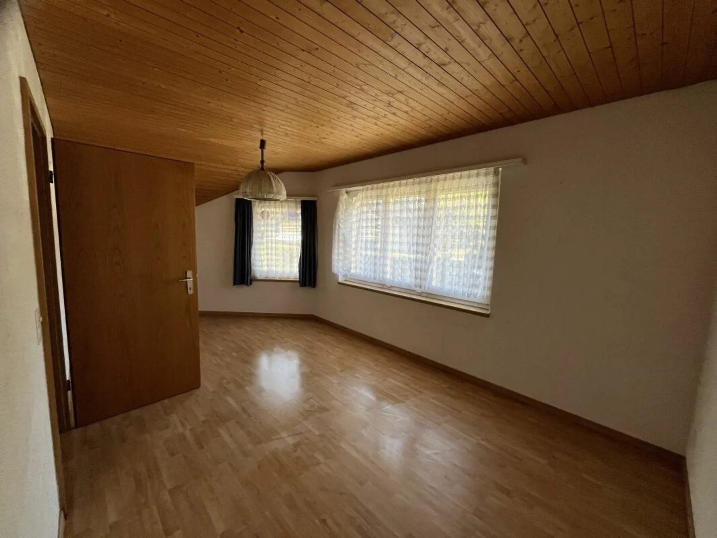 Charming semi-detached house with large garden and plenty of potential in a quiet location in Bözen - Photo 8 of 13