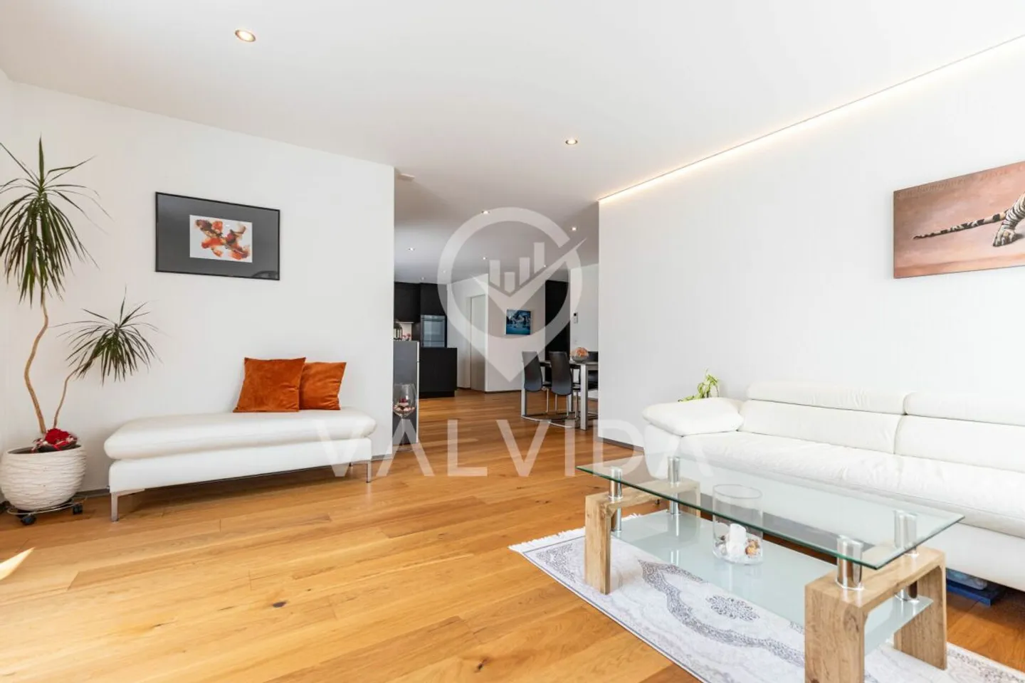 Moderne 5.5-Zimmerwohnung mit grosser Terrasse in Susten - Foto 10 von 13