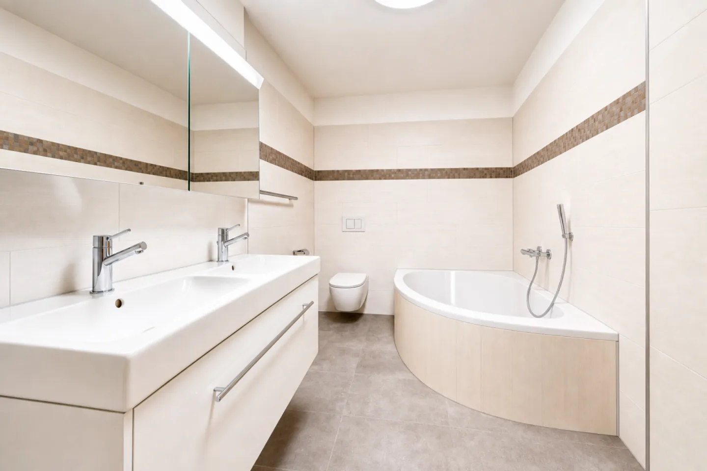 moderne Wohnung mit wundervoller Terrasse und Carport für zwei Fahrzeuge - Foto 11 di 13