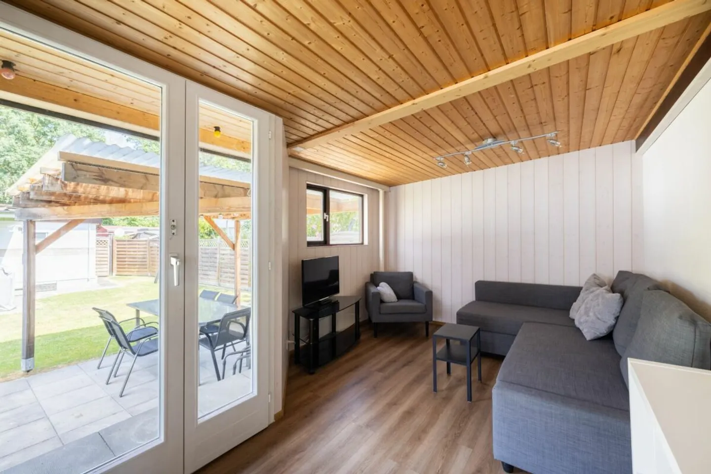 Beau bungalow de 3,5 pièces dans un emplacement calme à Caravaning Gletterens - Photo 3 sur 13