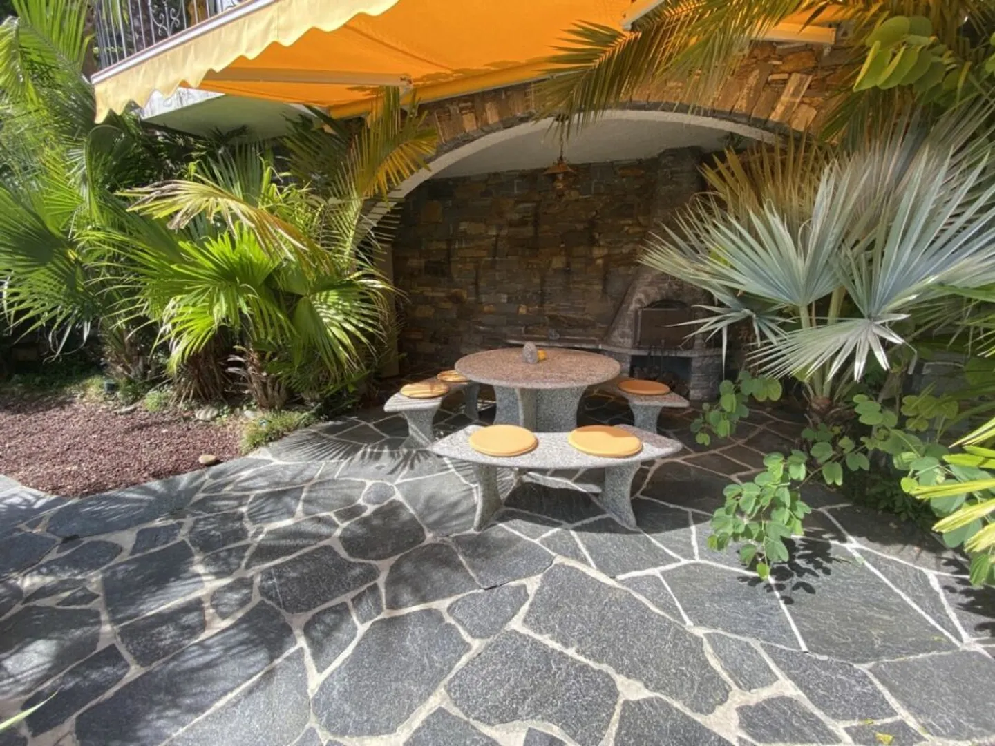 Villa Méditerranéenne avec Piscine à Débordement et Vue Panoramique sur le Lac à Brissago - Photo 8 sur 13