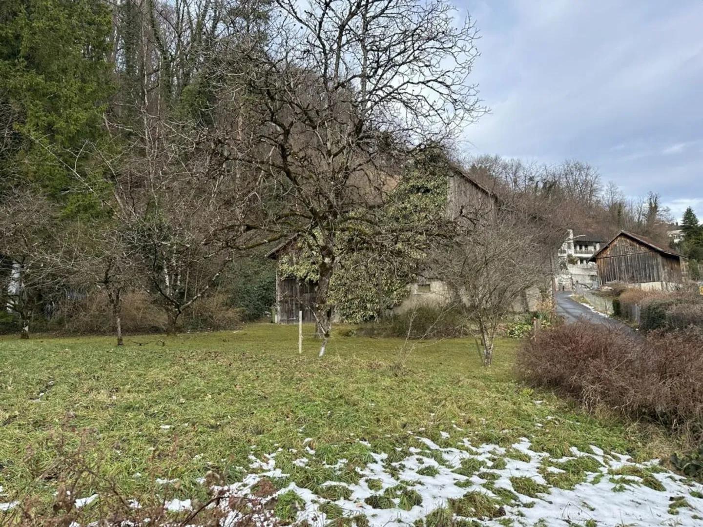 Terrain à bâtir de 787 m2 dans le centre du village de Sevelen avec ancienne maison et grange - Photo 2 sur 10