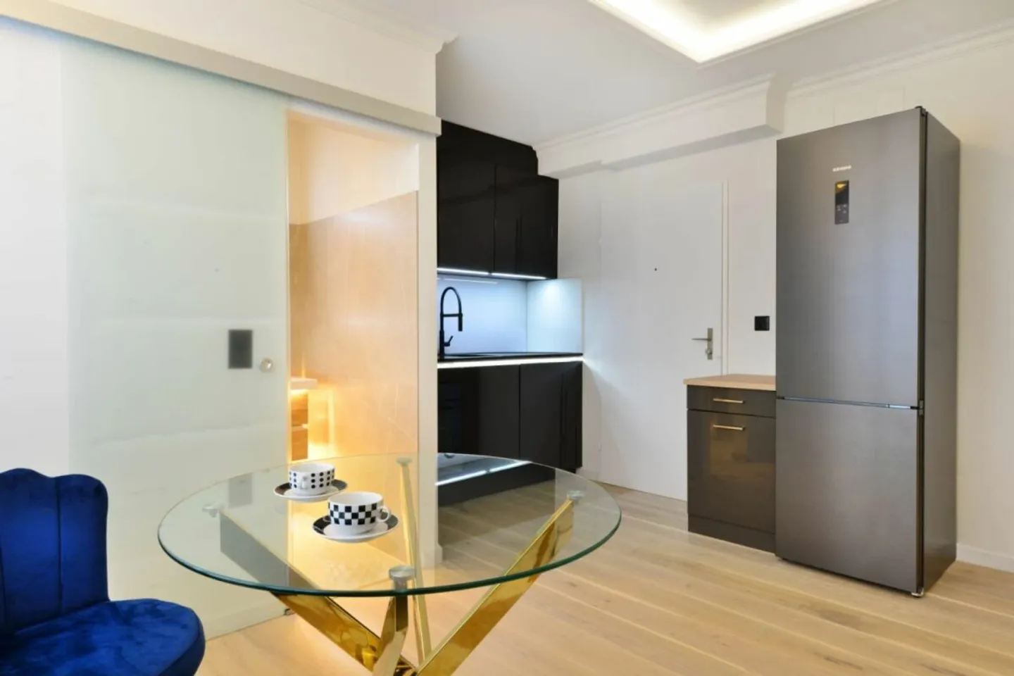 In the best location, furnished and including outdoor parking (limited from now until the end of August max.) - Photo 10 of 12