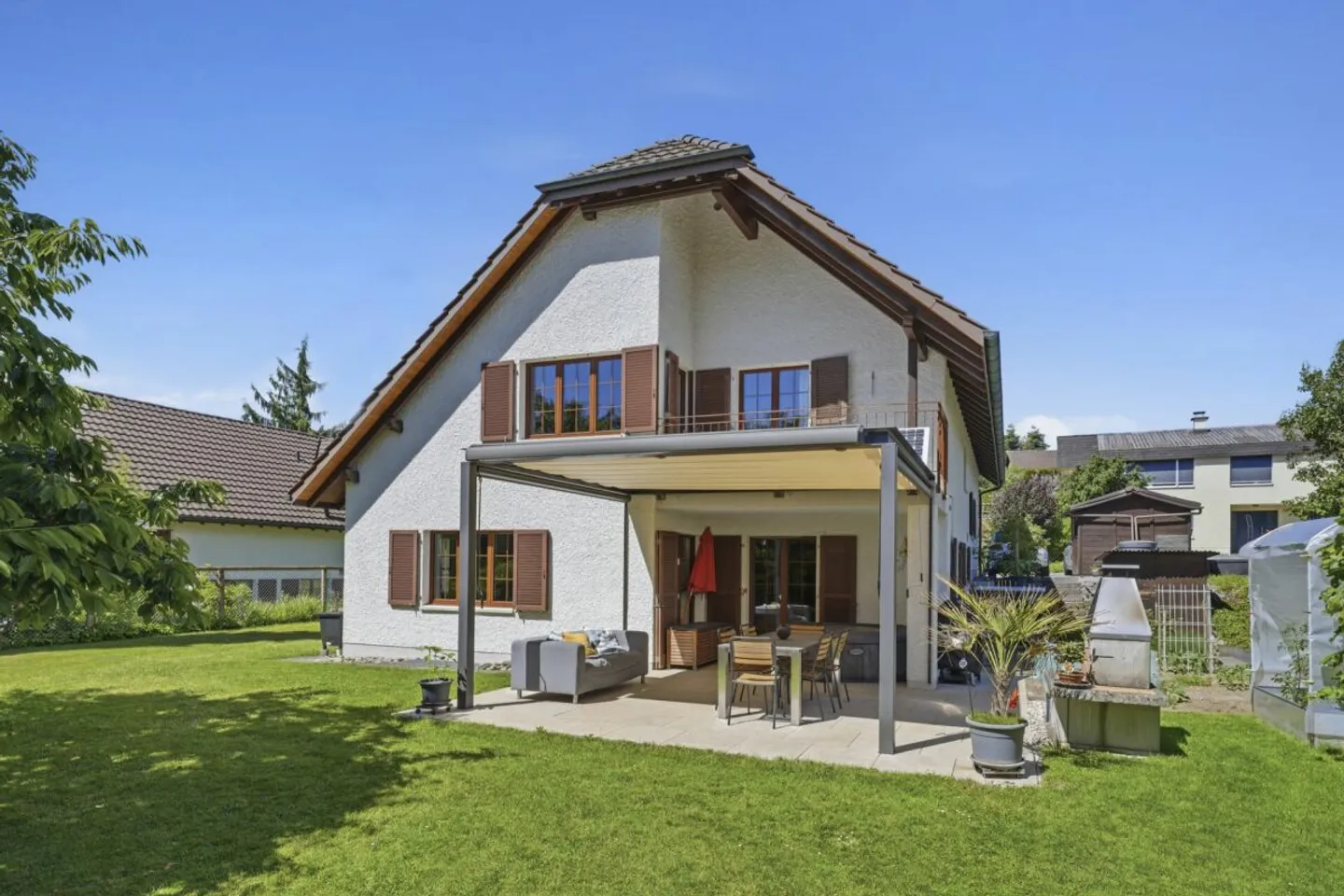 Casa familiare indipendente con fascino, privacy e paradiso del giardino soleggiato - Foto 1 di 13