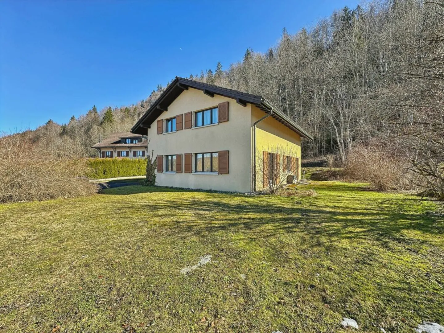 Villa am Ufer des Jouxsees - Foto 1 von 13