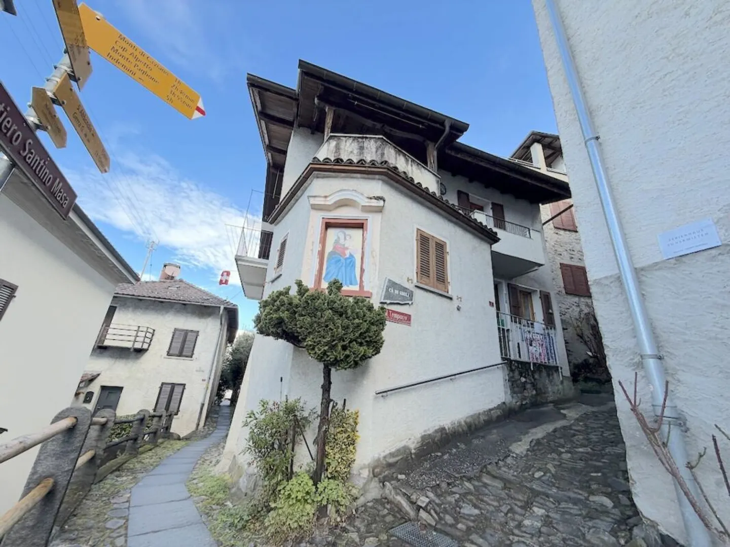 Quiet detached house with 5 rooms and lake view - Photo 1 of 13