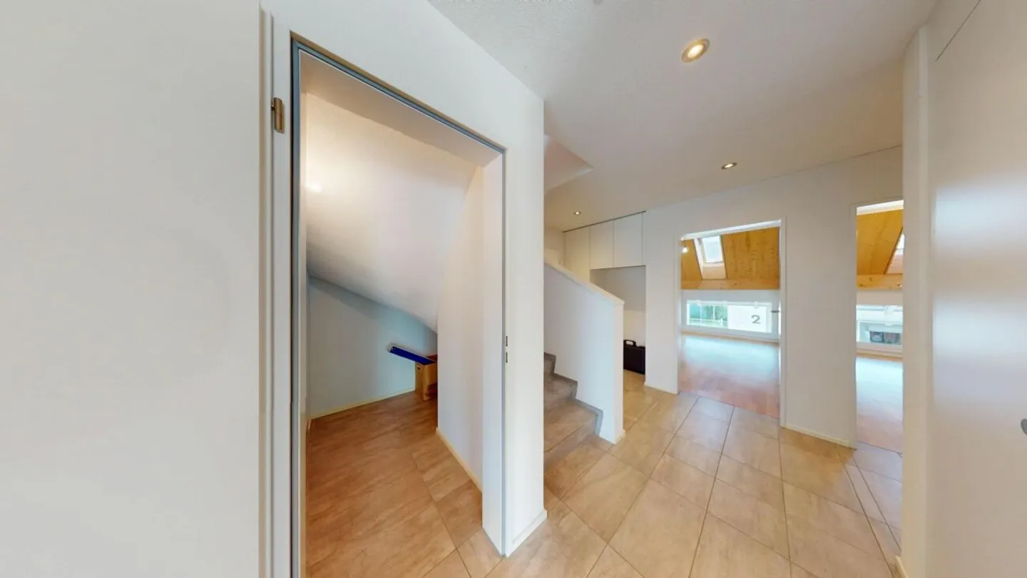 Wohnen wie im Einfamilienhaus: 5.5-Zimmer-Maisonette auf 168 m² nahe der Aare - Foto 5 von 13