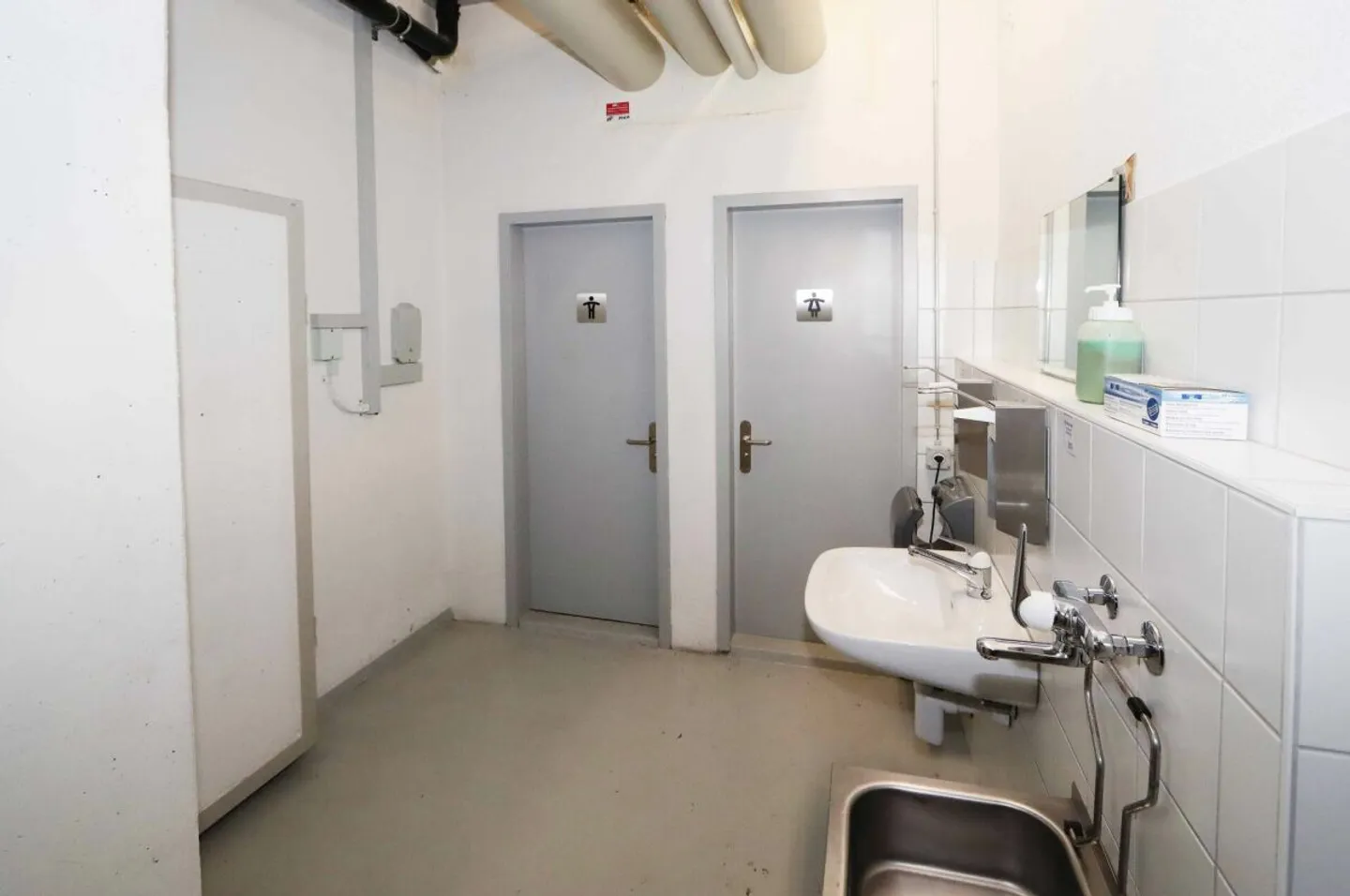 Bâtiment industriel et commercial Ouest à Mitlödi GL - Photo 8 sur 13