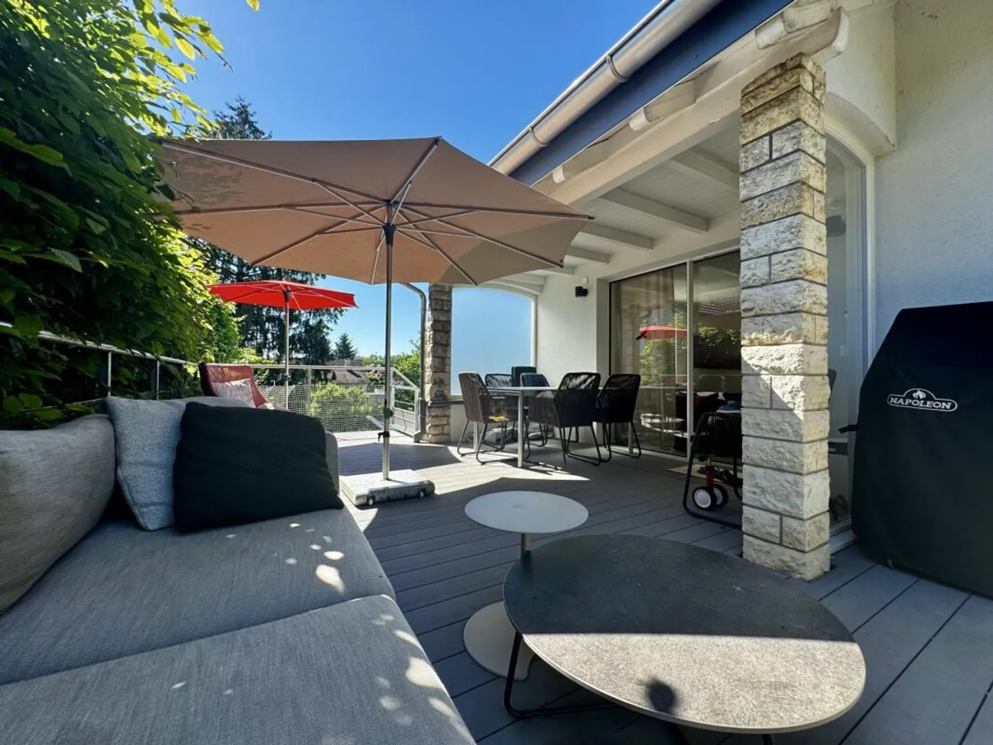 Une maison spéciale avec beaucoup de lumière et d'espace - Photo 3 sur 13