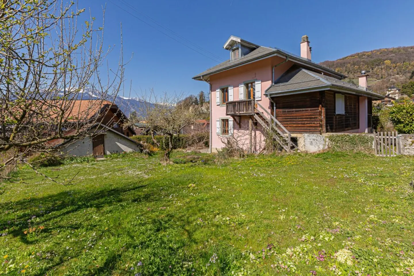 Casa di villaggio con 3 appartamenti - Foto 1 di 13