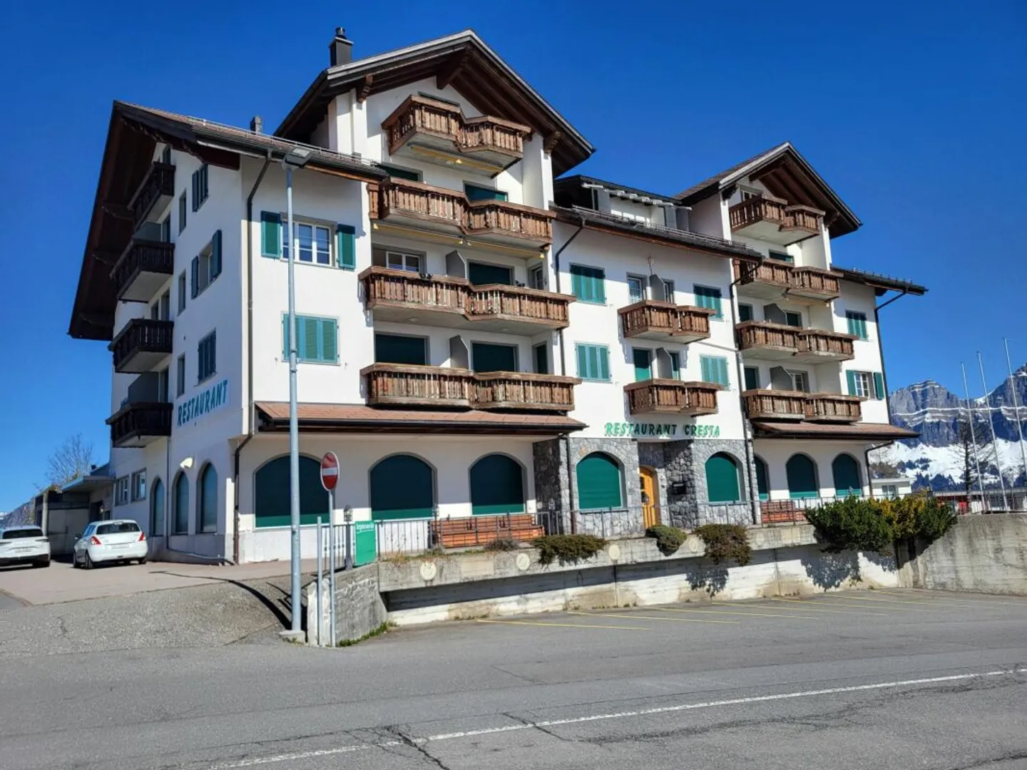 Ski-in/Ski-out: Modern apartment with stunning mountain views - Photo 1 of 13