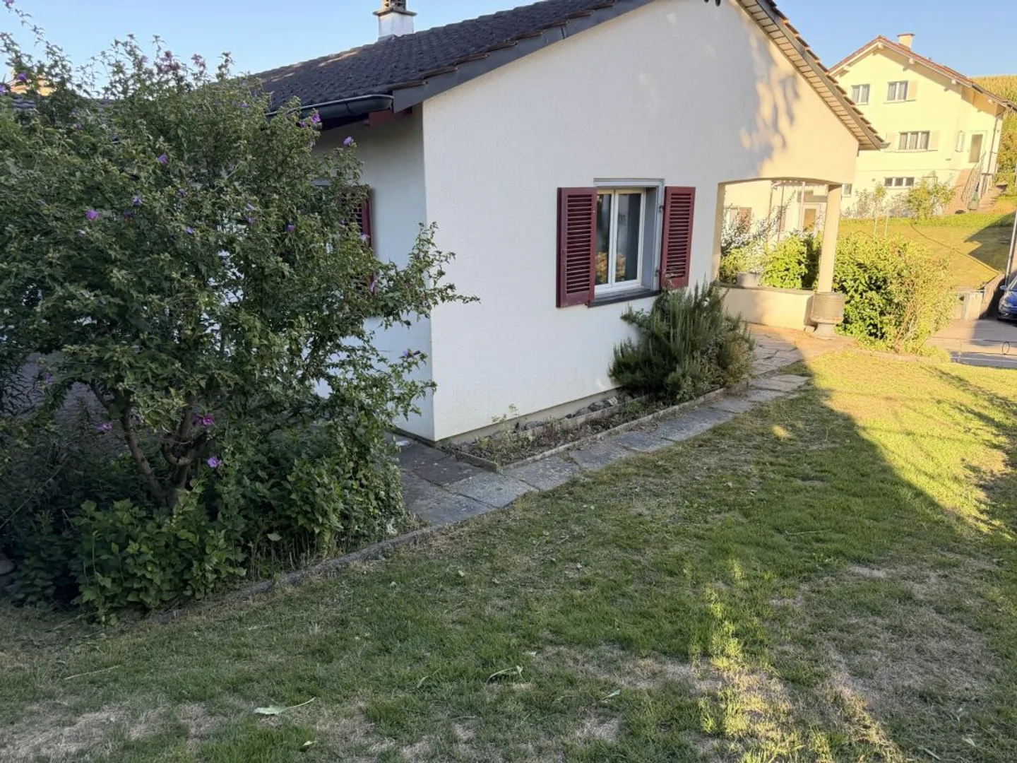 Casa unifamiliare recentemente ristrutturata con grande giardino - Foto 9 di 13