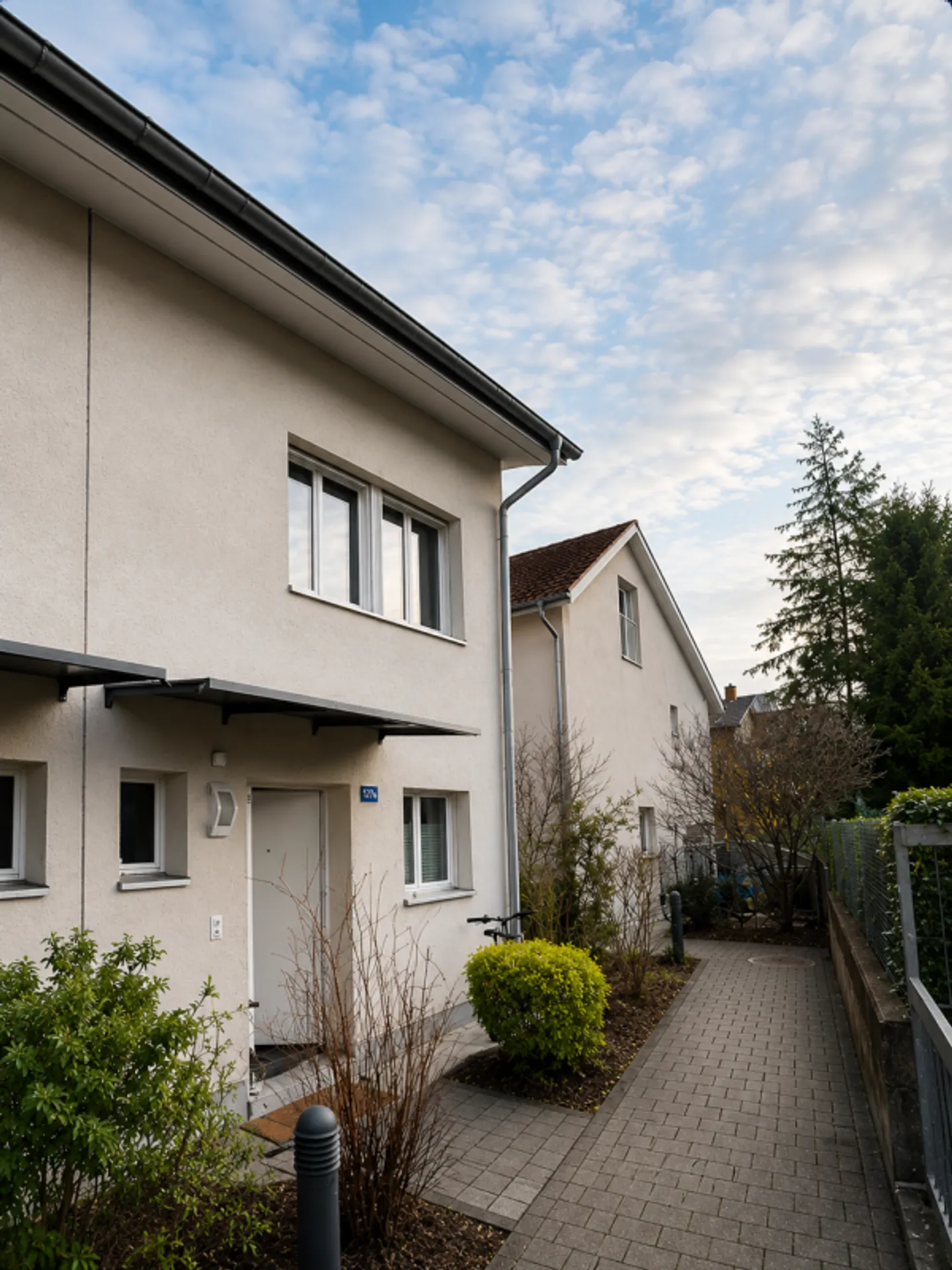 Modernes Doppeleinfamilienhaus mit Garten an bester Lage - Photo 2 sur 13