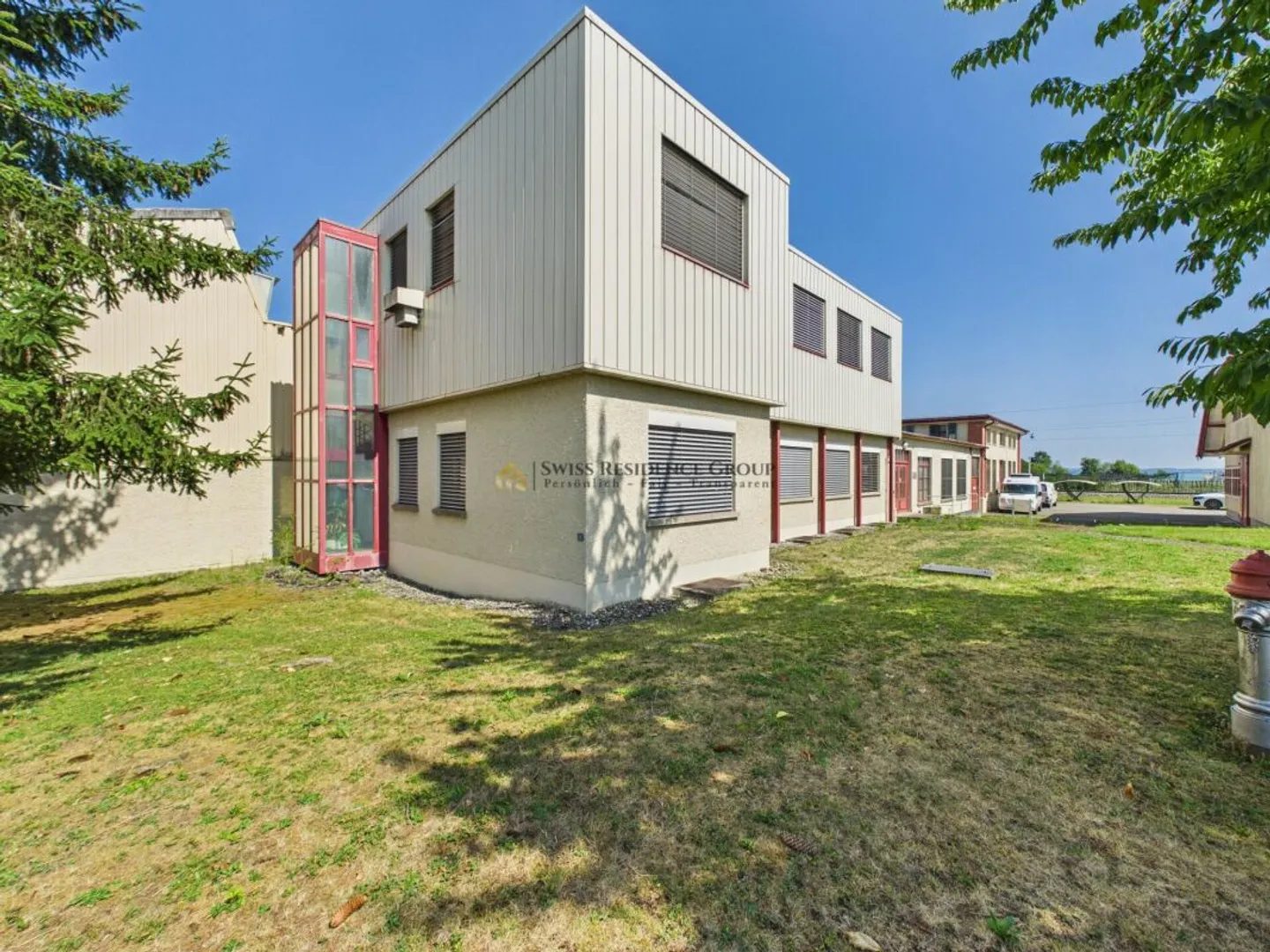 Investissement commercial attractif avec revenus locatifs et potentiel de développement - Photo 1 sur 6