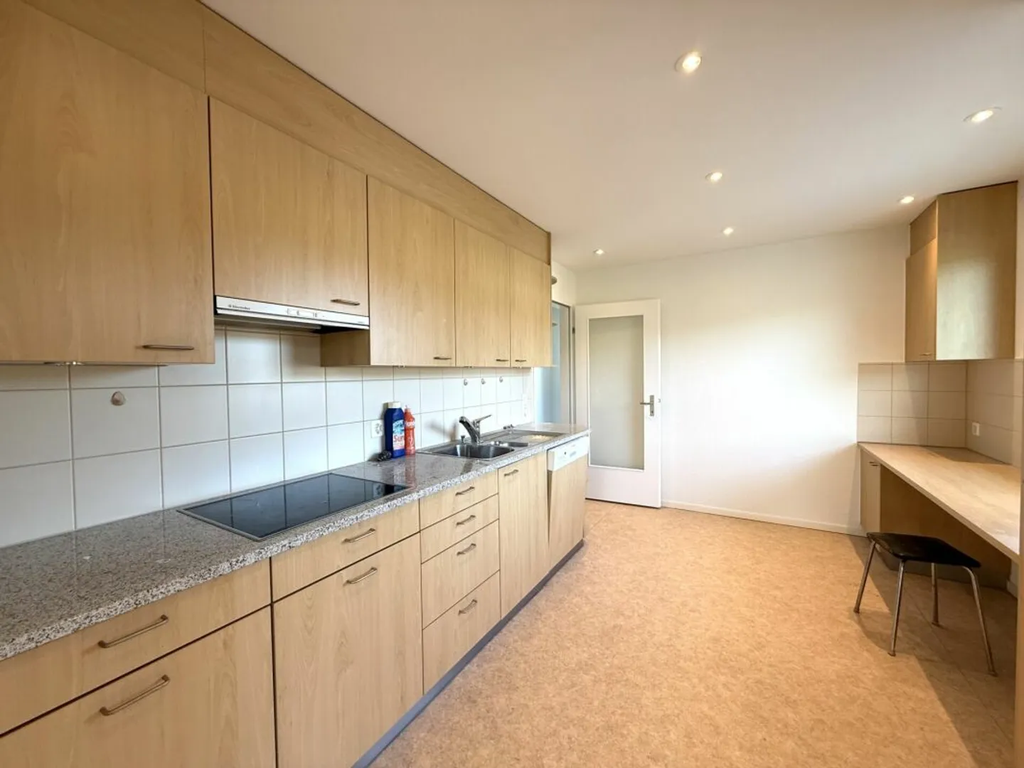Ready for immediate occupancy - bright penthouse apartment in Aesch BL - Photo 3 of 13
