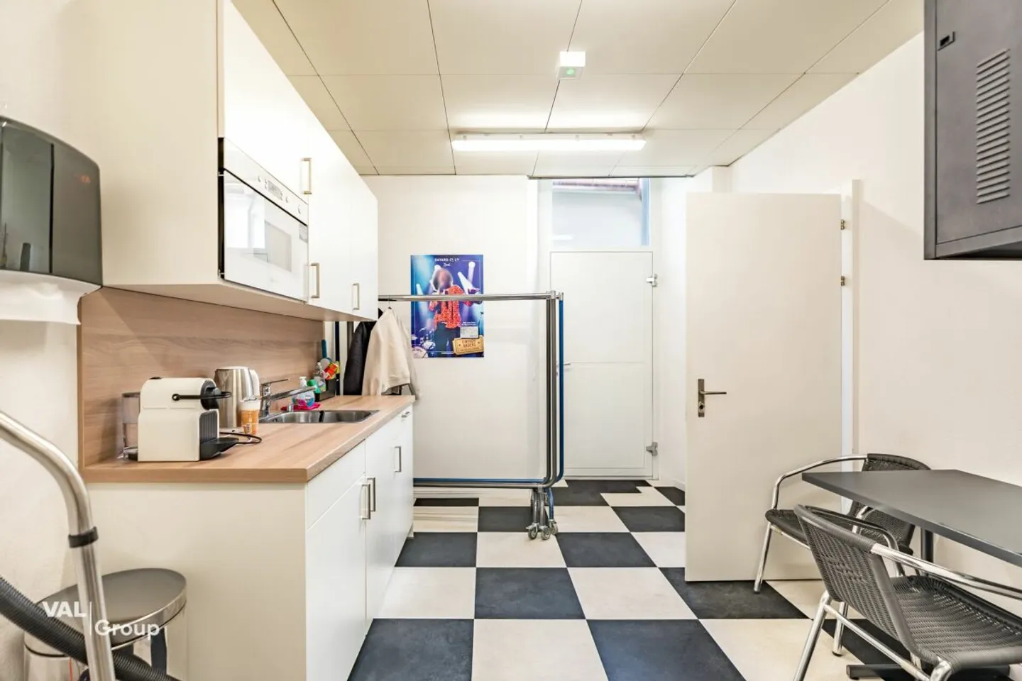 Spazio commerciale unico direttamente nella vivace piazza di Brig - Foto 11 di 13