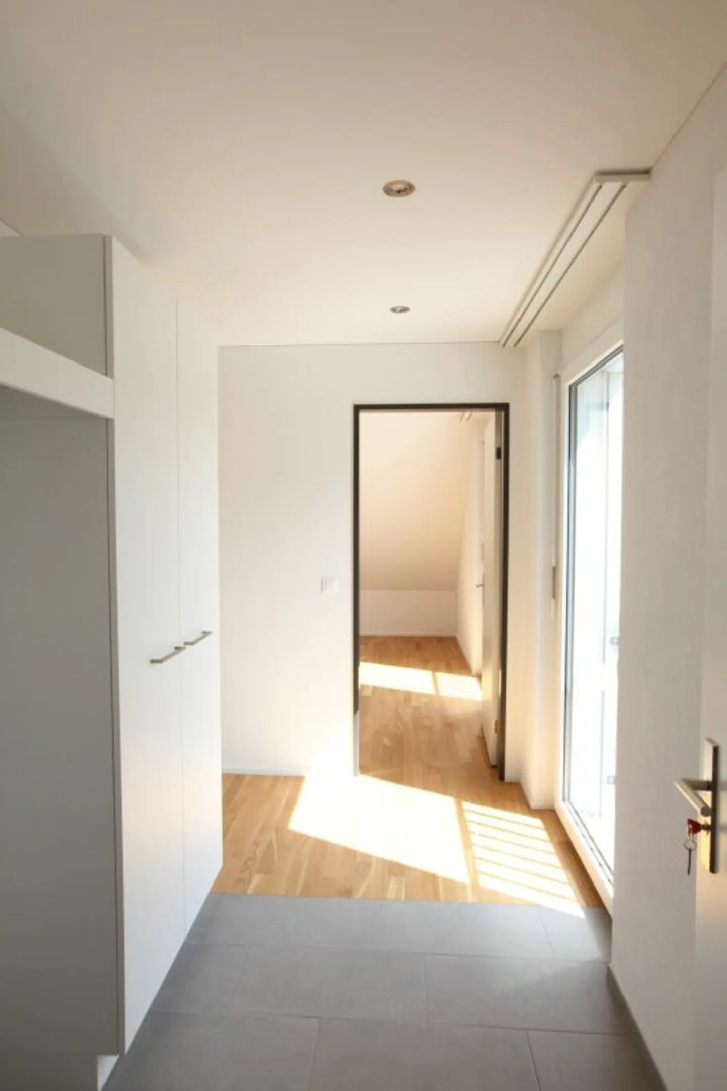 Appartement confortable de 4,5 pièces avec balcon et vue sur la verdure. - Photo 8 sur 11
