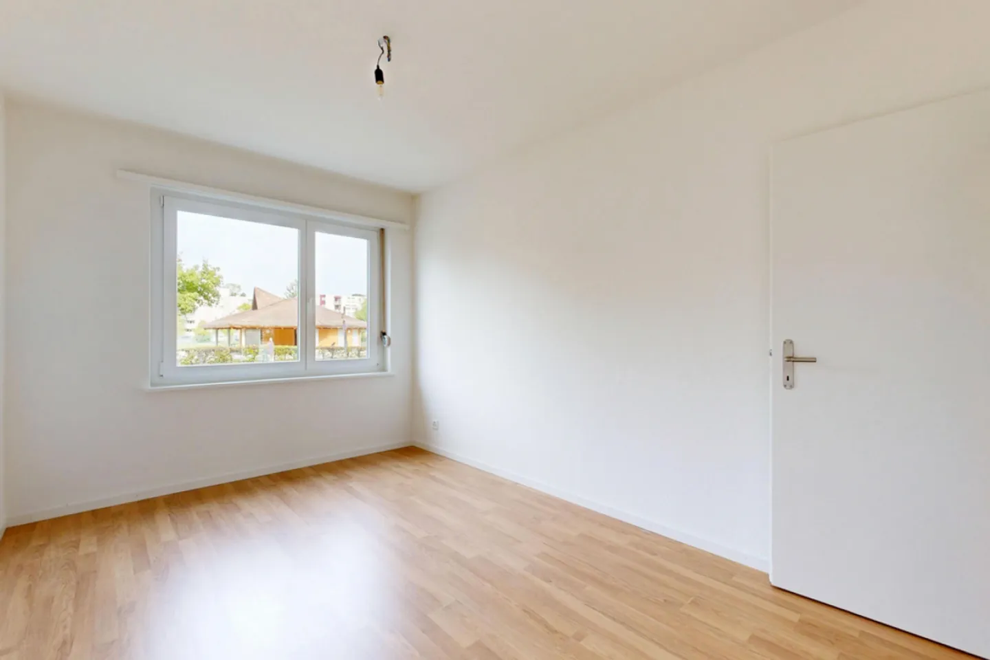 Appartement lumineux de 3 pièces au rez-de-chaussée avec balcon et lave-linge-sèche-linge - Photo 10 sur 11