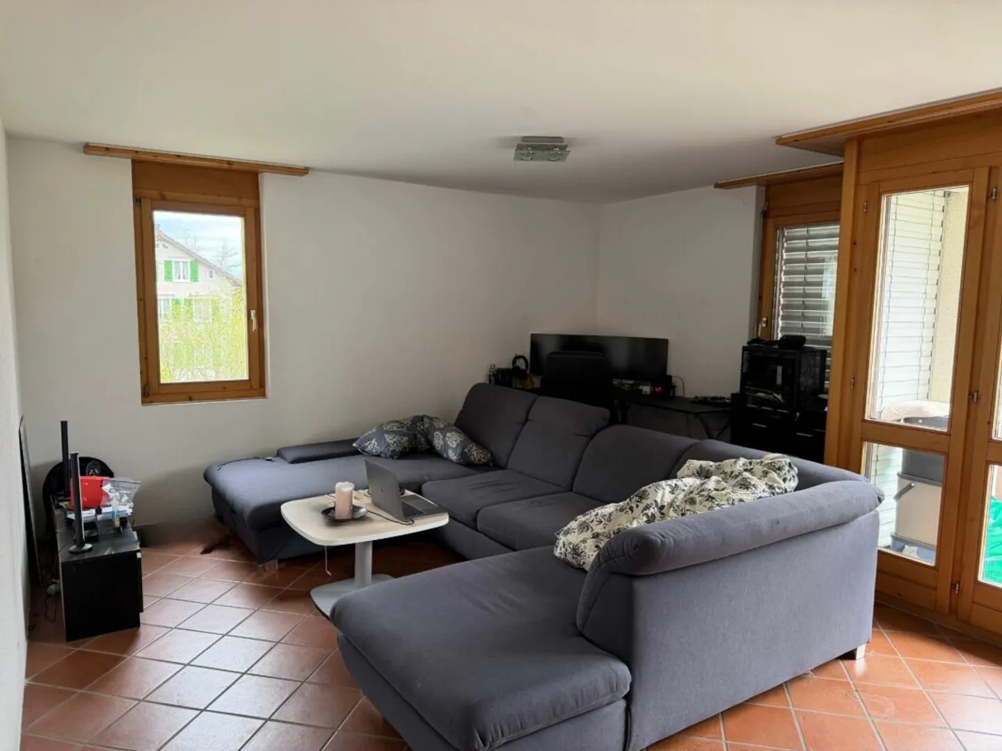 Appartement spacieux de 2,5 pièces avec garage individuel et beaucoup d'espace de rangement - Photo 2 sur 9