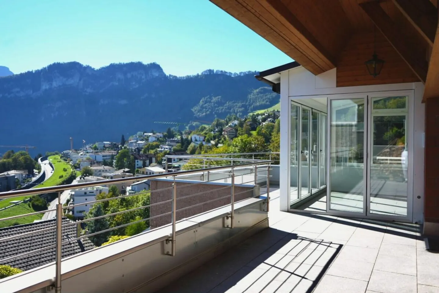Appartement duplex exclusif de 5½ pièces avec vue panoramique sur le lac et les montagnes à Hergiswil - Photo 5 sur 13