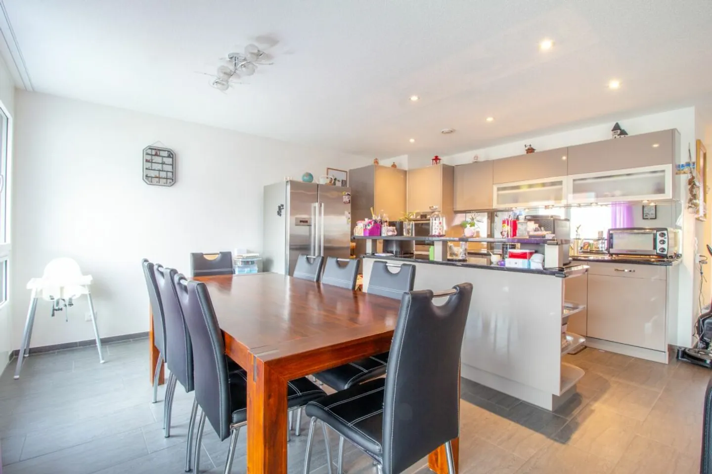 Appartement familial de 4,5 pièces avec balcon et environ 121m2 de surface habitable à Pfungen - Photo 3 sur 12