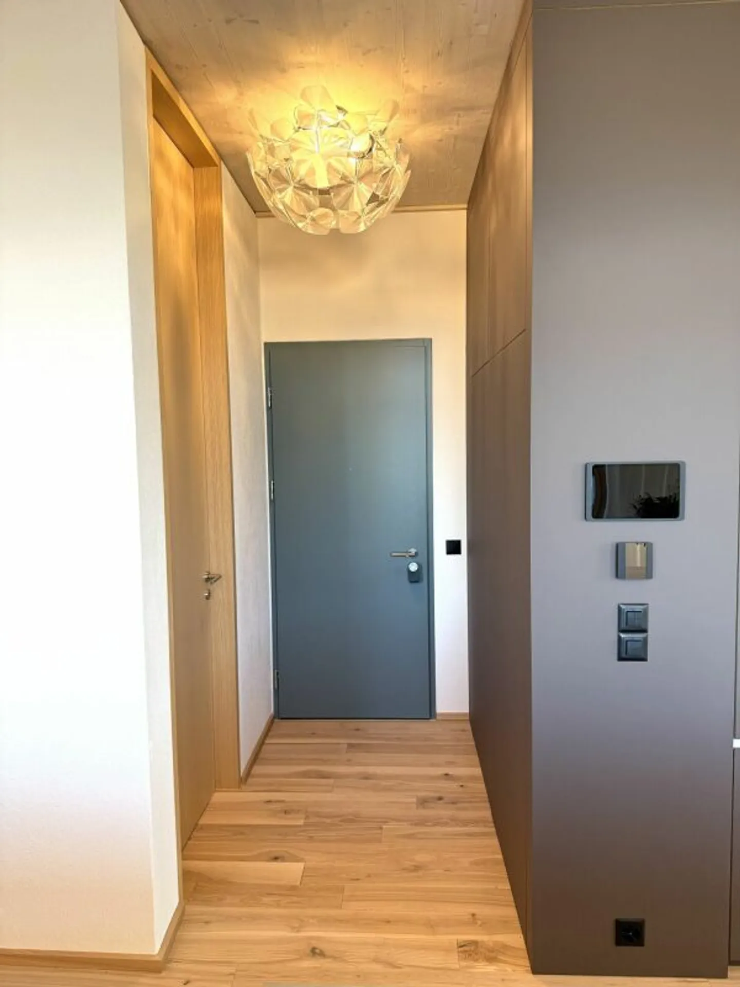 Modern and spacious 3.5-room penthouse apartment in a central residential location - Photo 6 of 13