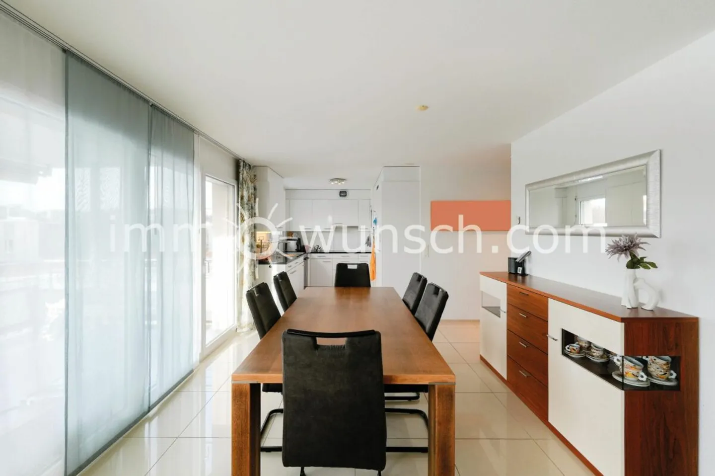 L'opportunité : moderne appartement en copropriété de 4 ½ pièces, avec balcon, vue sur la verdure, ainsi qu'une buanderie privée, 2 x places de parking dans le garage souterrain - Photo 1 sur 12