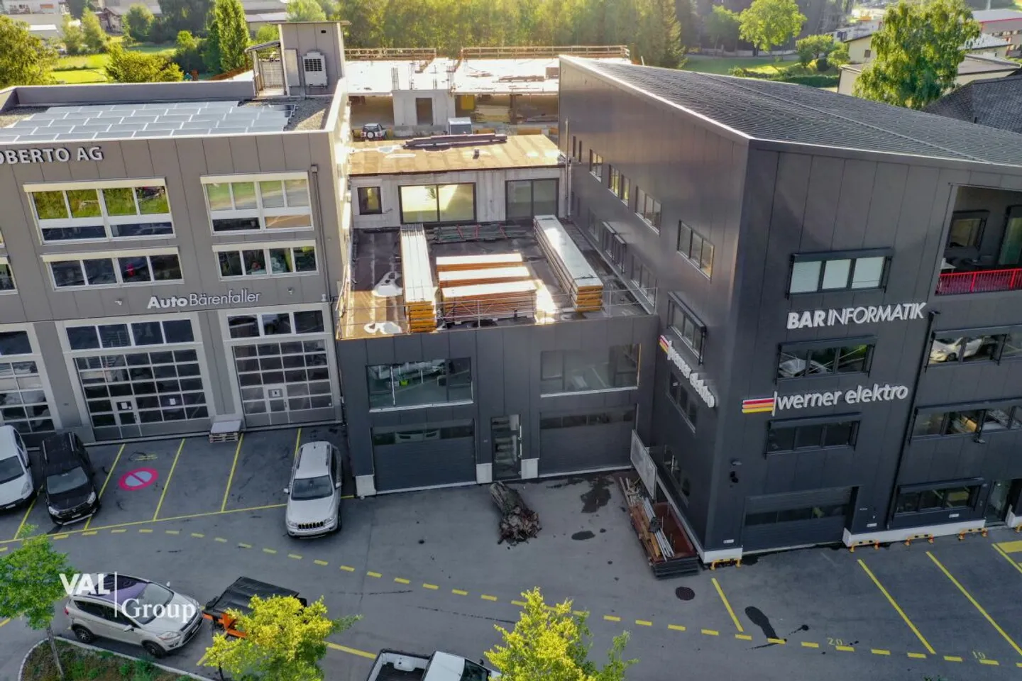Entrepôt et hall de production dans un emplacement parfait - Photo 2 sur 9