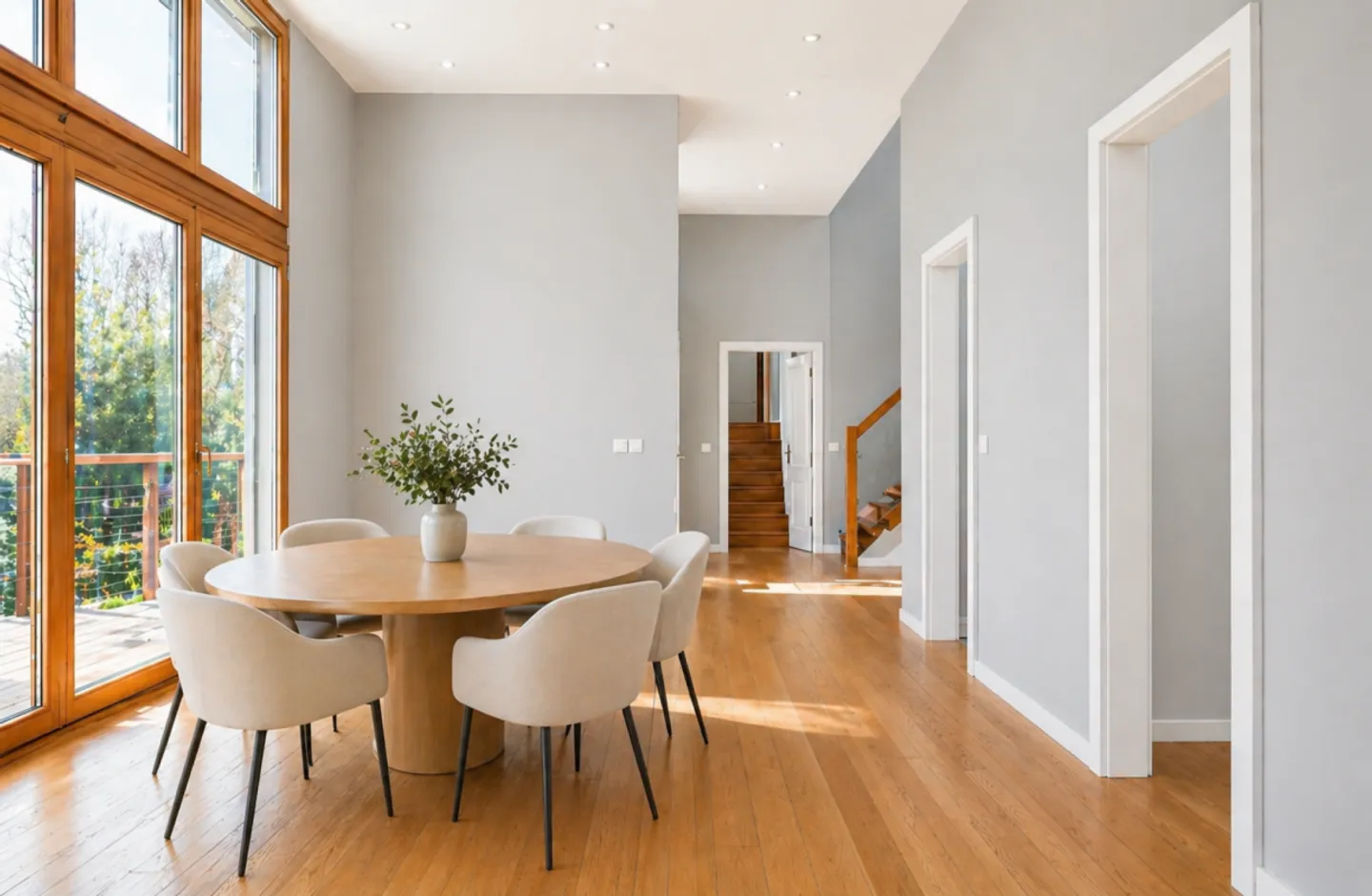 Villa with spectacular volumes, bathed in light and full of charm - Multiple spaces and great potential - Photo 5 of 10