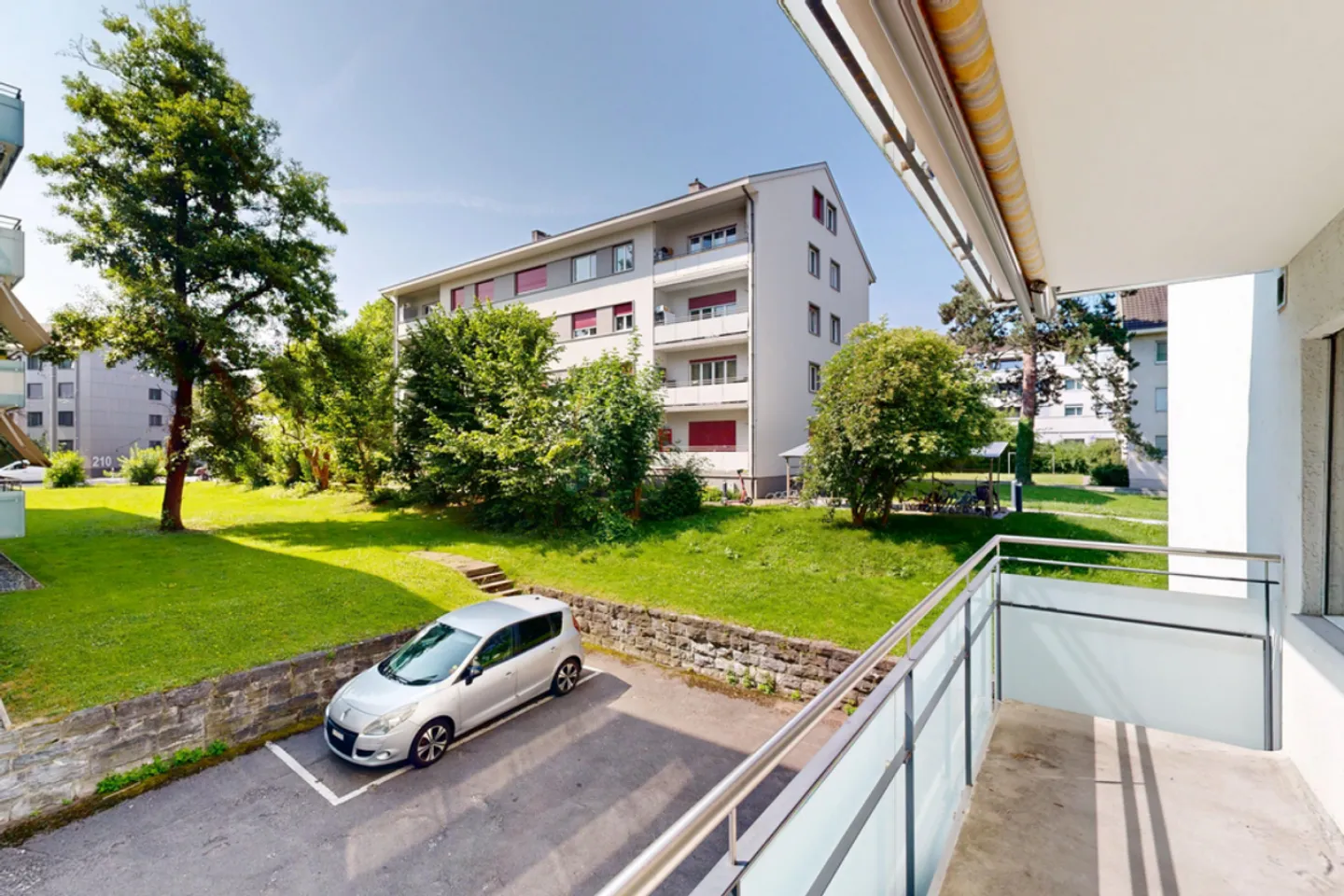 Appartement confortable avec balcon et équipements pratiques - Photo 2 sur 12