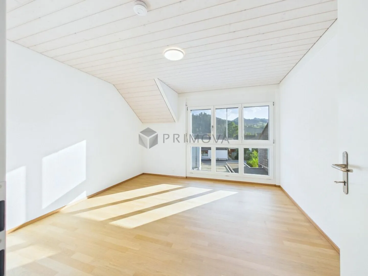 Spacious living in the attic - Photo 7 of 13