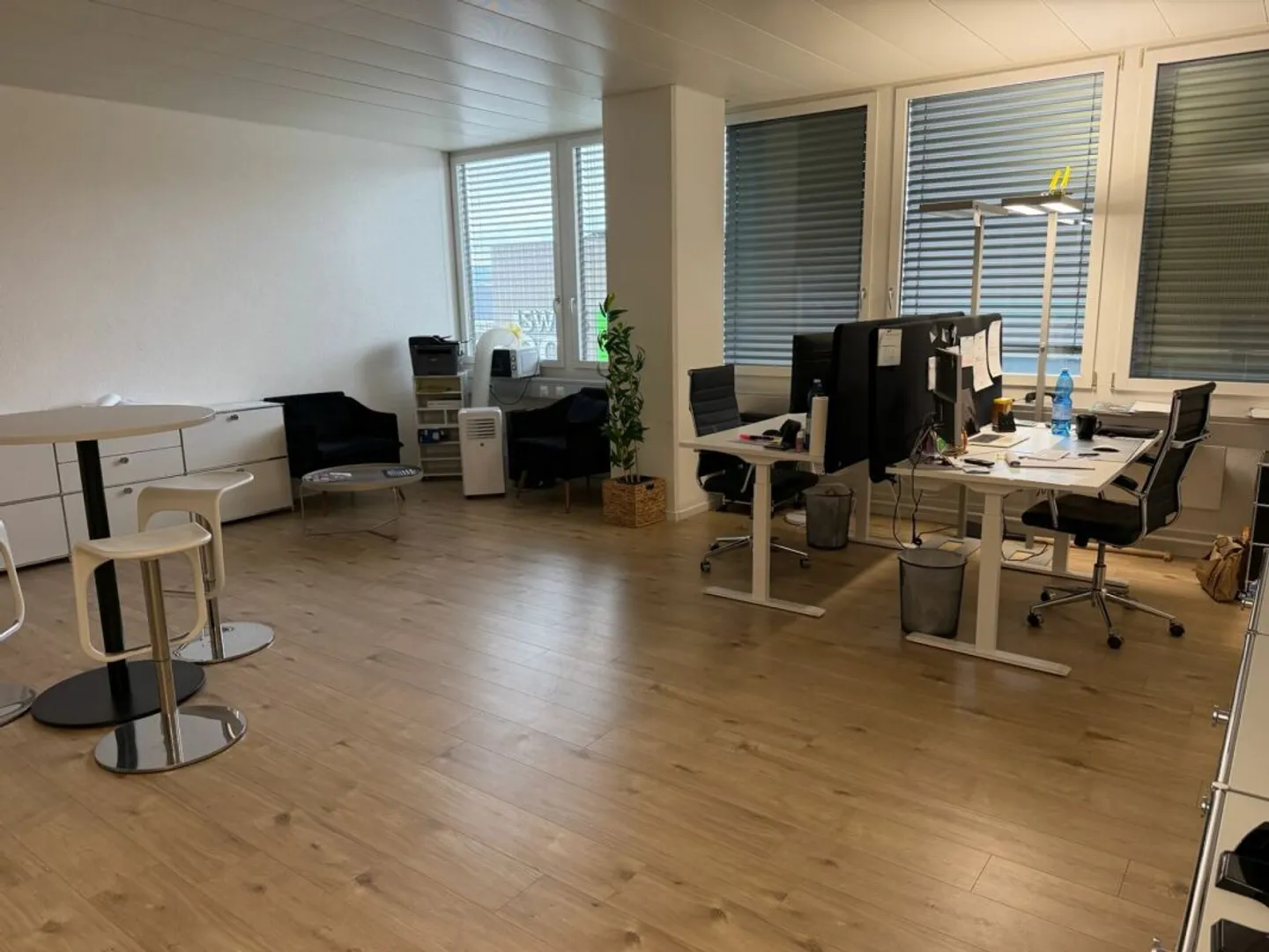Ufficio moderno e completamente attrezzato - Foto 6 di 8